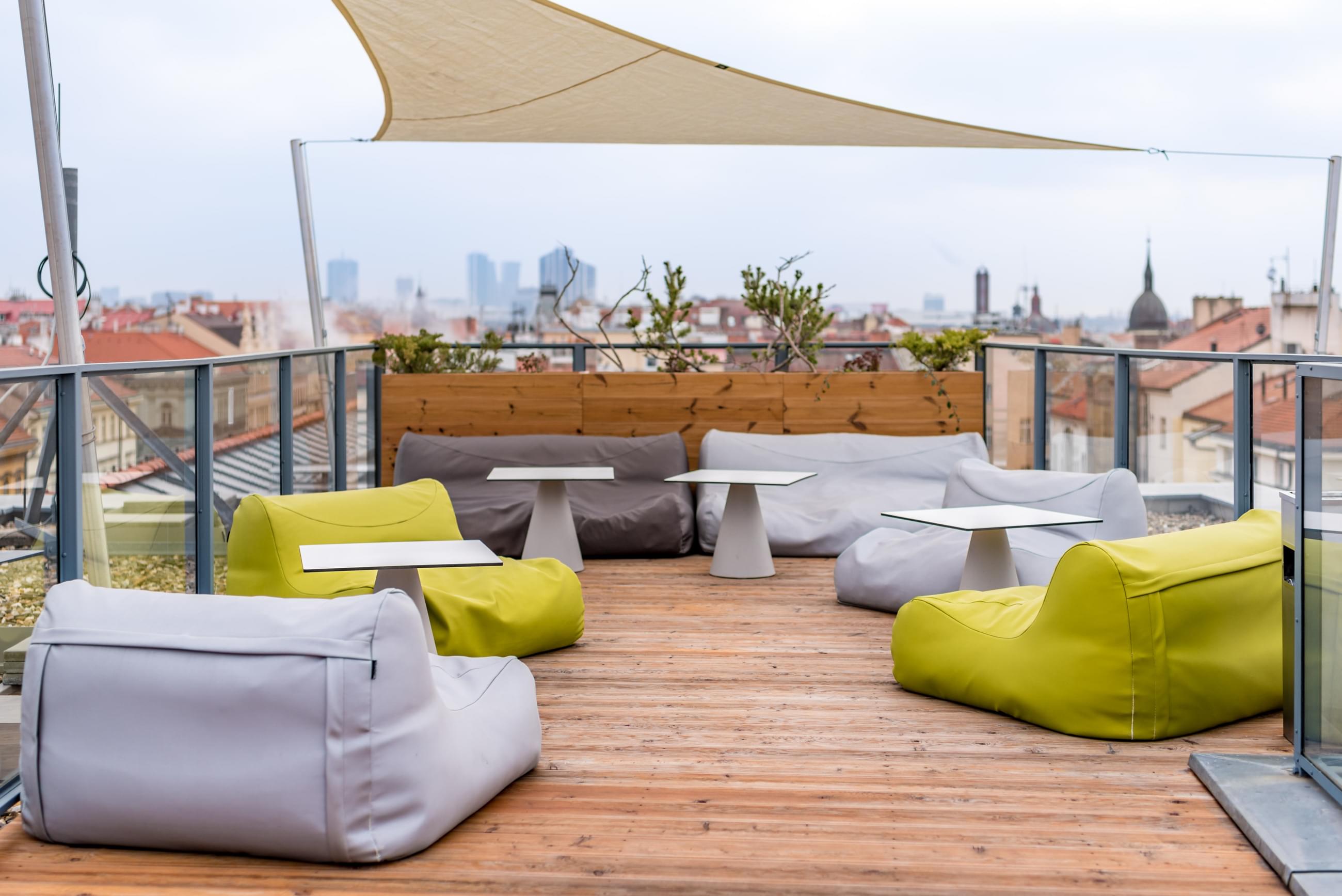 Relaxační zóna na střeše budovy