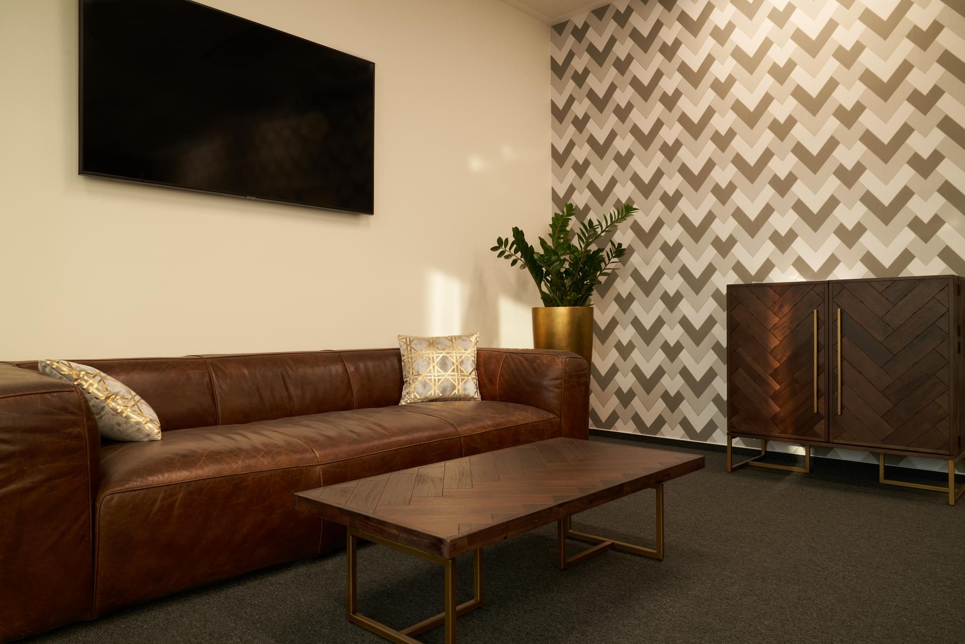 The golden flower pots supplied by our partner Flower Service bring a touch of luxury to the open space and brighten up the space