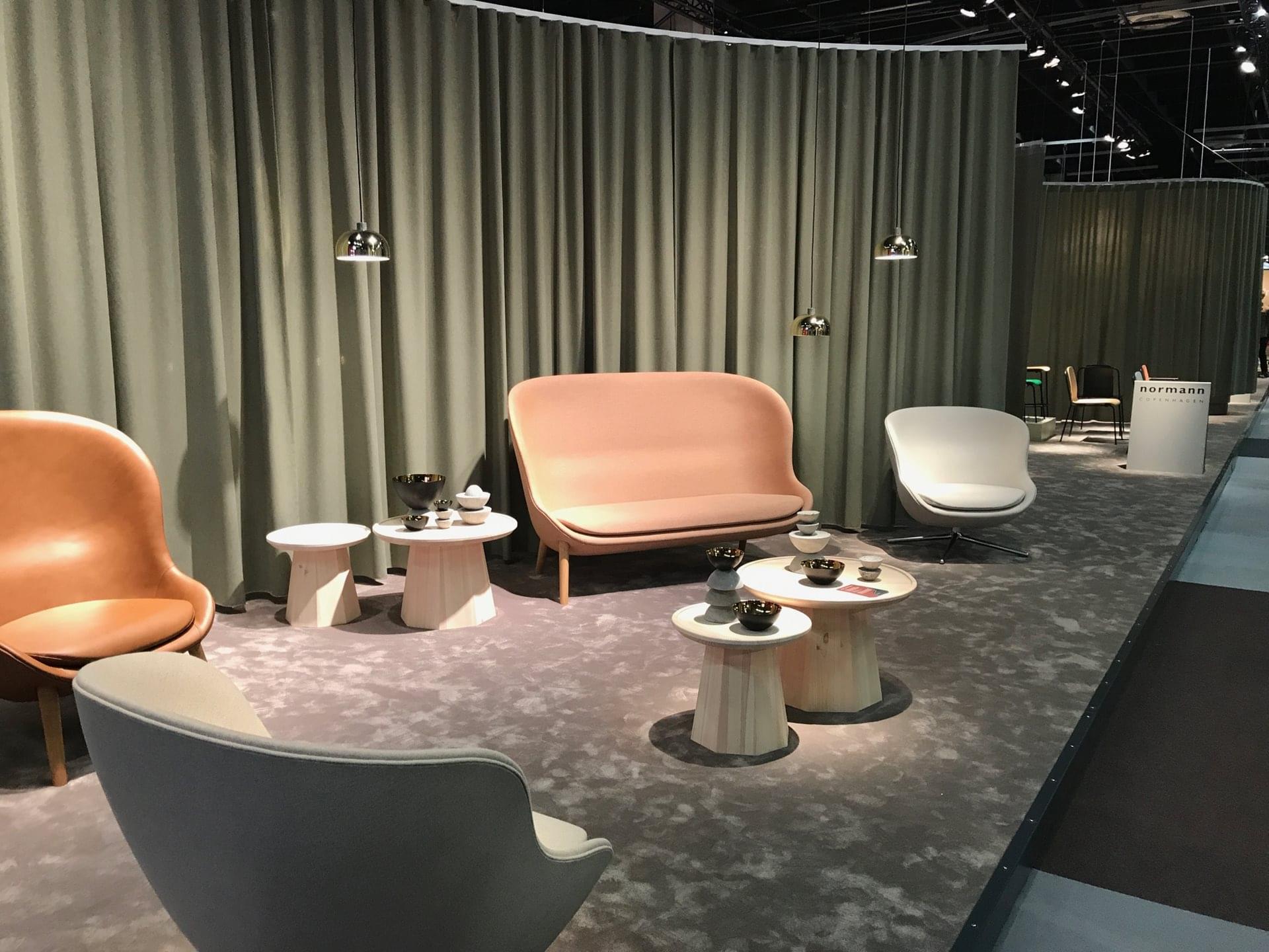 Komfortní soft seating křesla v pastelových barvách s jednoduchými stolky představeny na veletrhu Orgatecu v Kolíně nad Rýnem. 