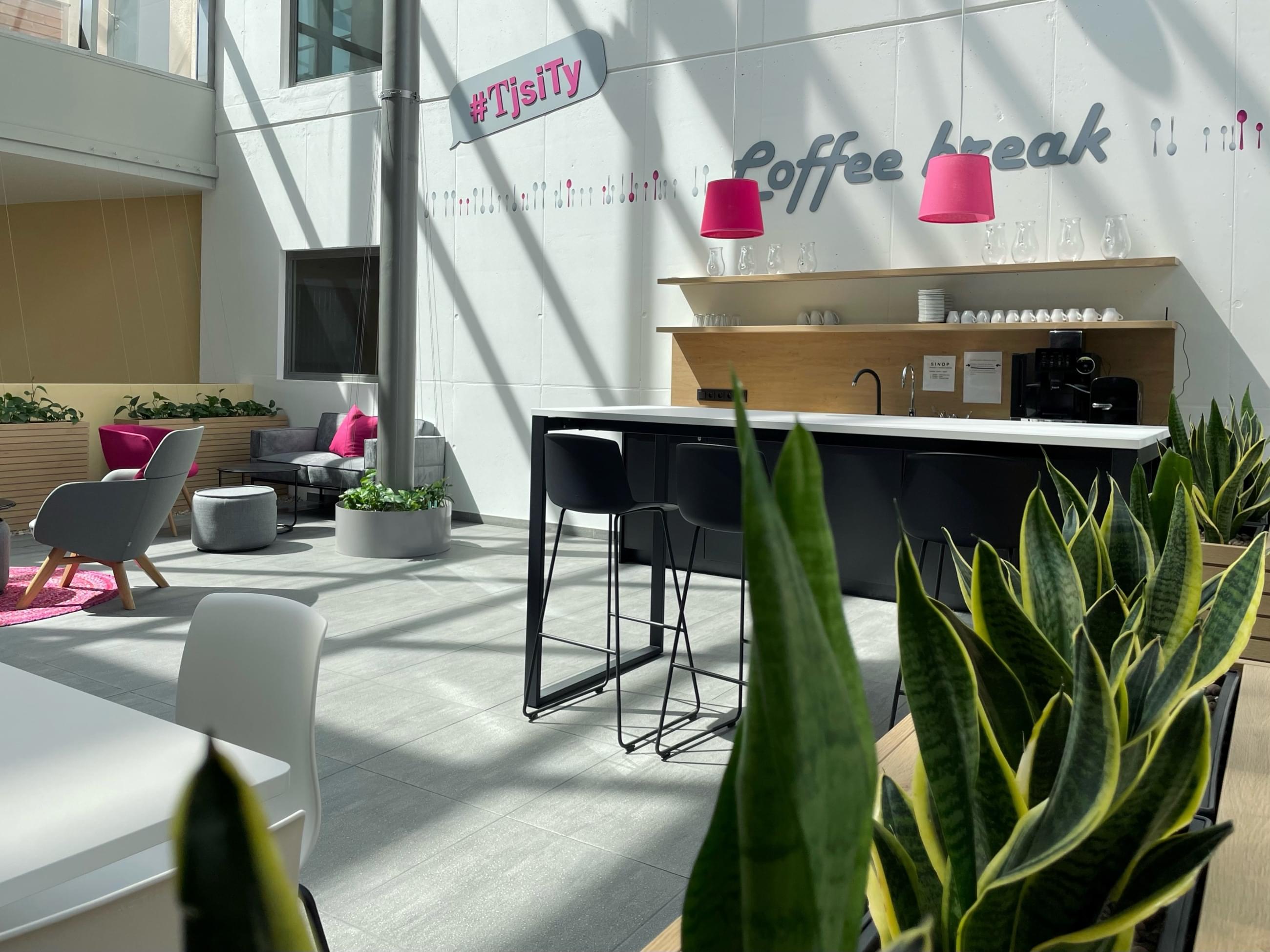 T-Mobile kavárna s barovým sezením a přírodními prvky