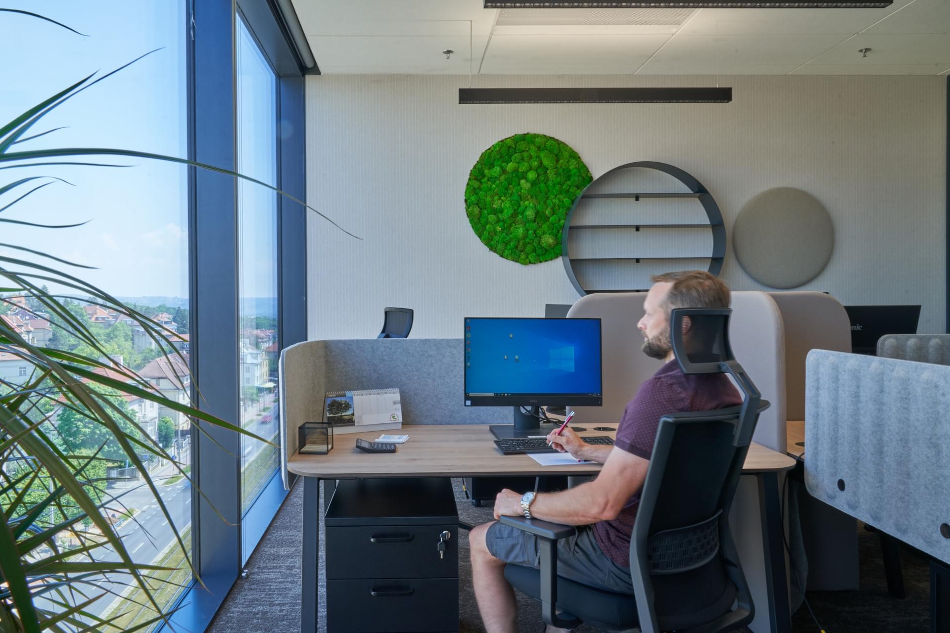 pracovní místo s akustickým paravánem