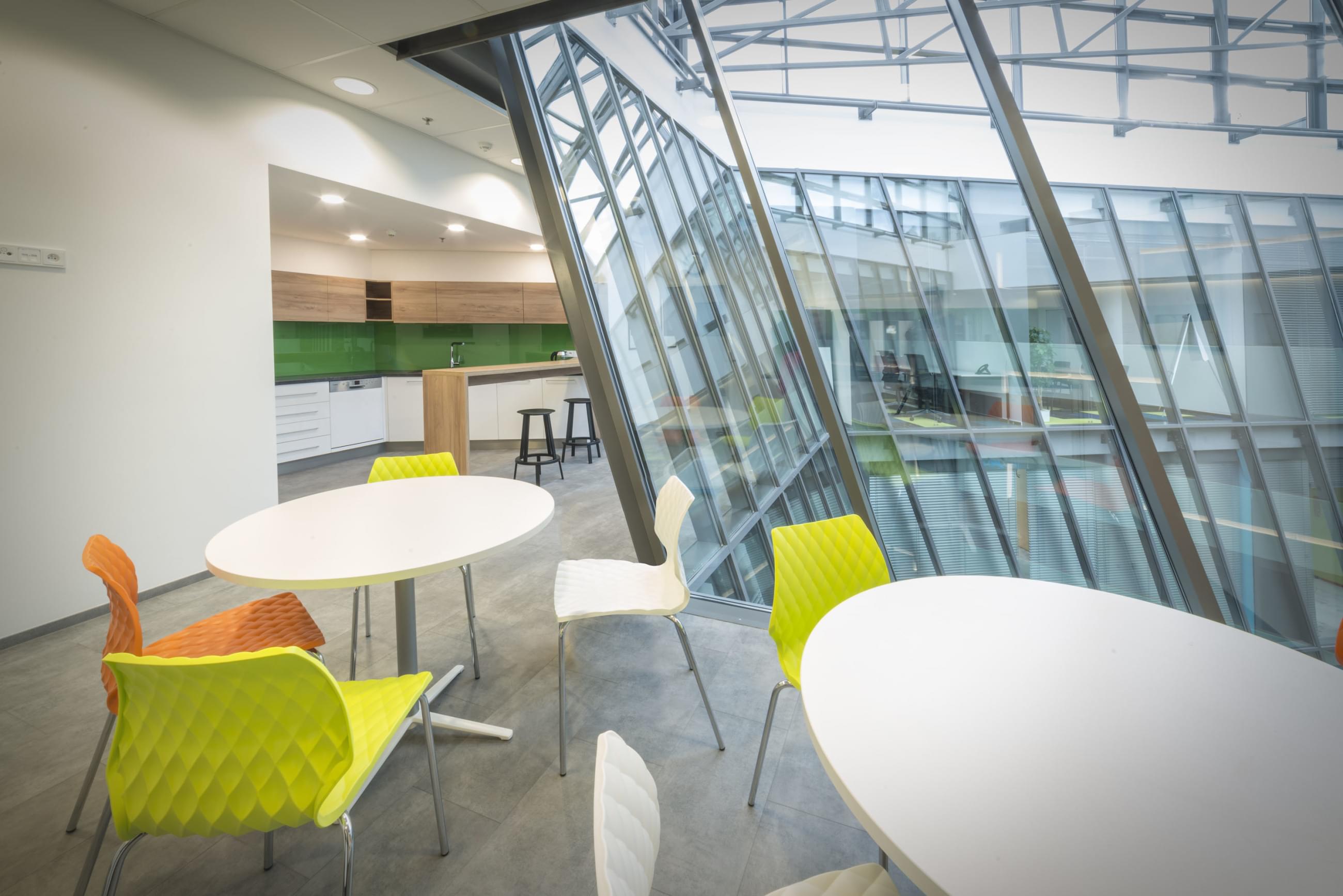 The dining area revives the colored furniture of the Italian manufacturer Metalmobil.