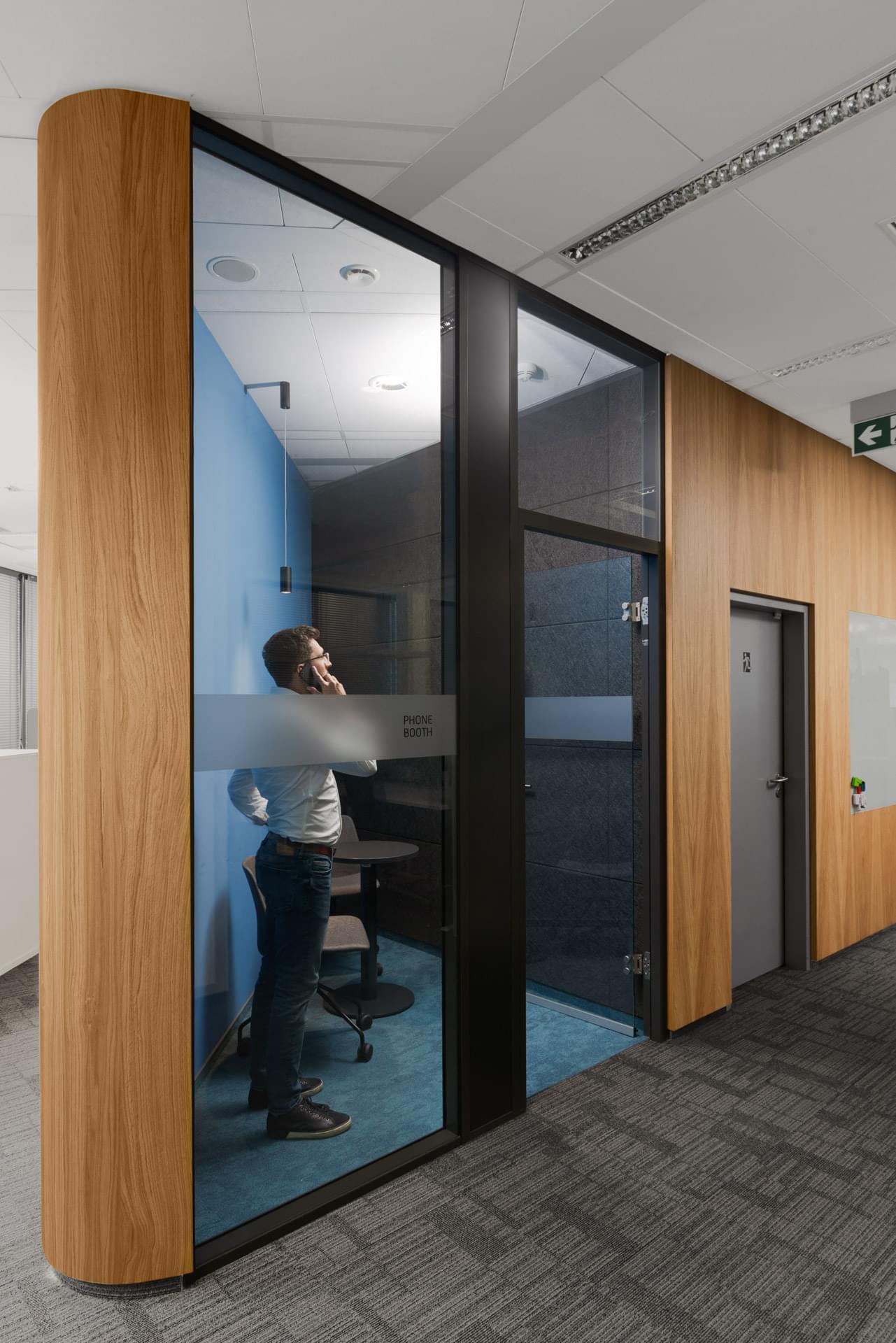 corner room for telephoning