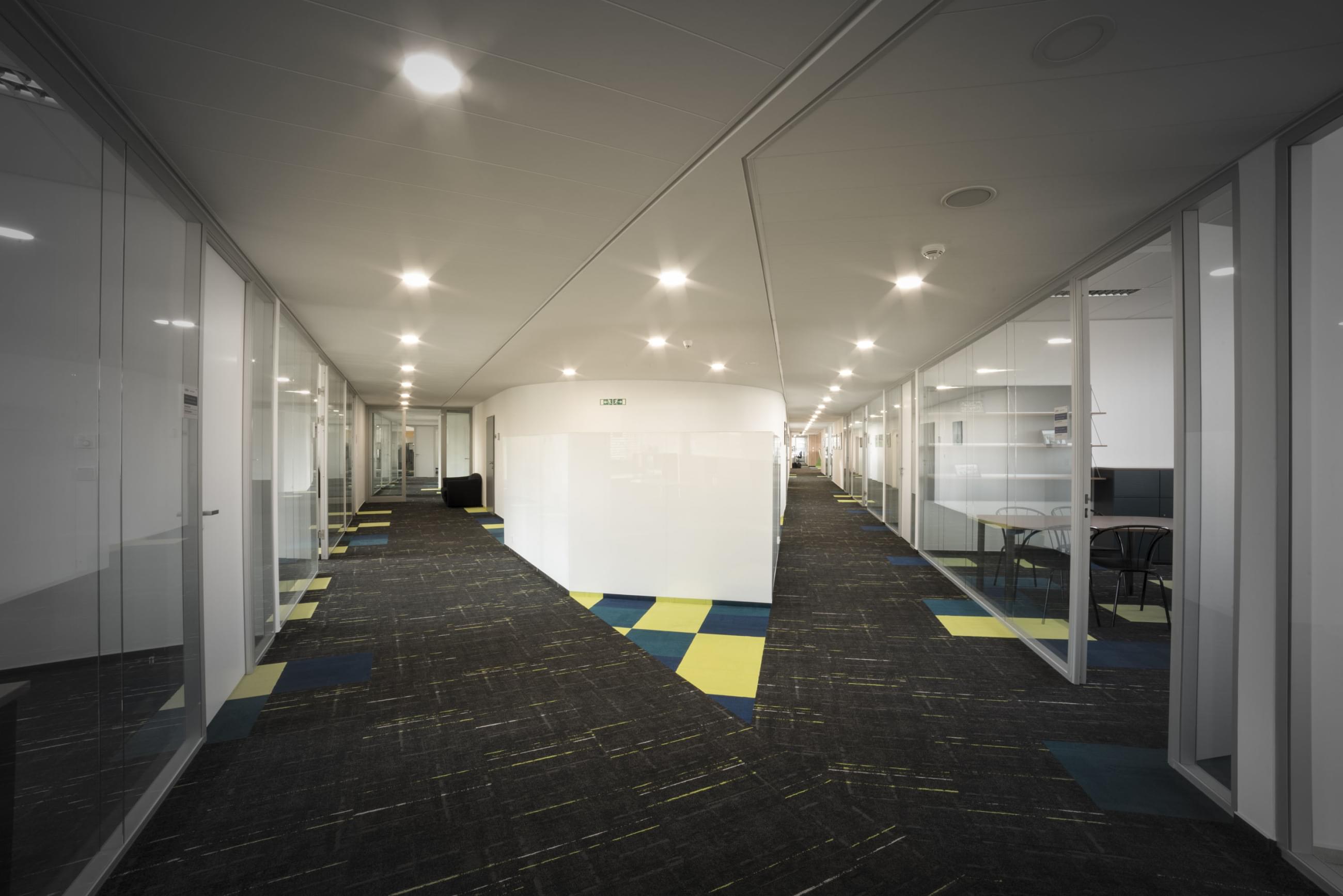 Glass partitions Panorama unite the corridor space.