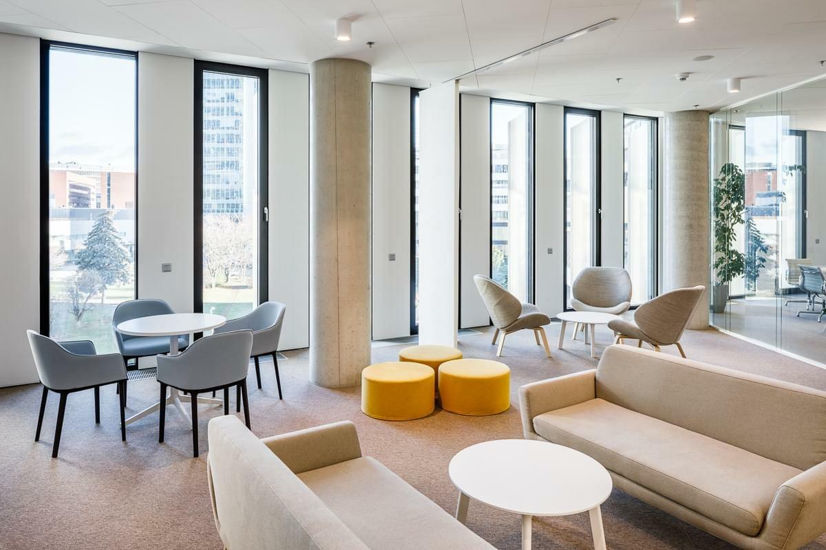 Open meeting space for meetings between colleagues in small groups