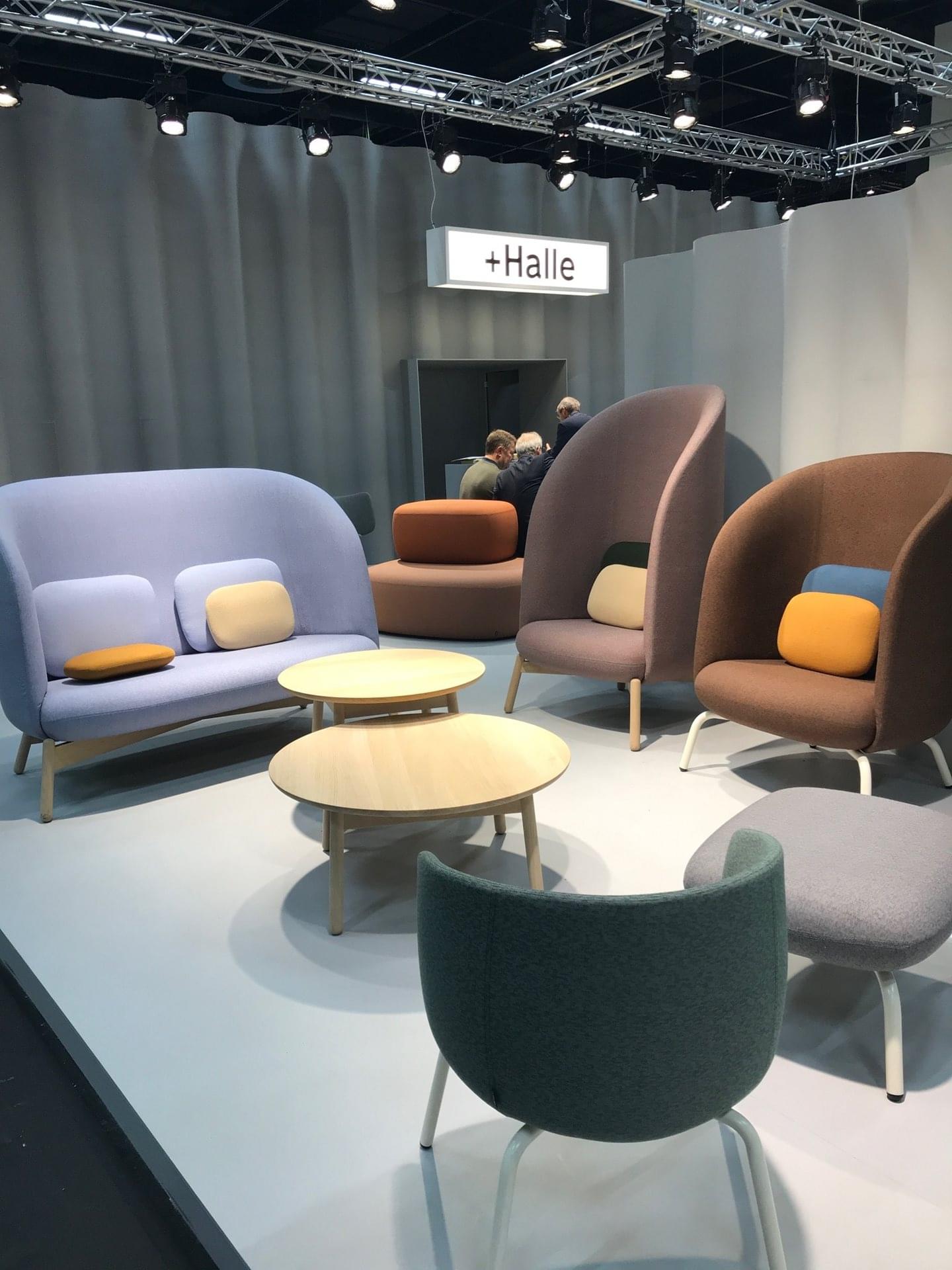 Soft seating semišová křesla vhodná do kancelářského prostředí. Barva křesel je světlá s dekorativními polštáři v pestrých barvách. Soft seating interiér představen na veletrhu Orgatecu v Kolíně nad Rýnem. 