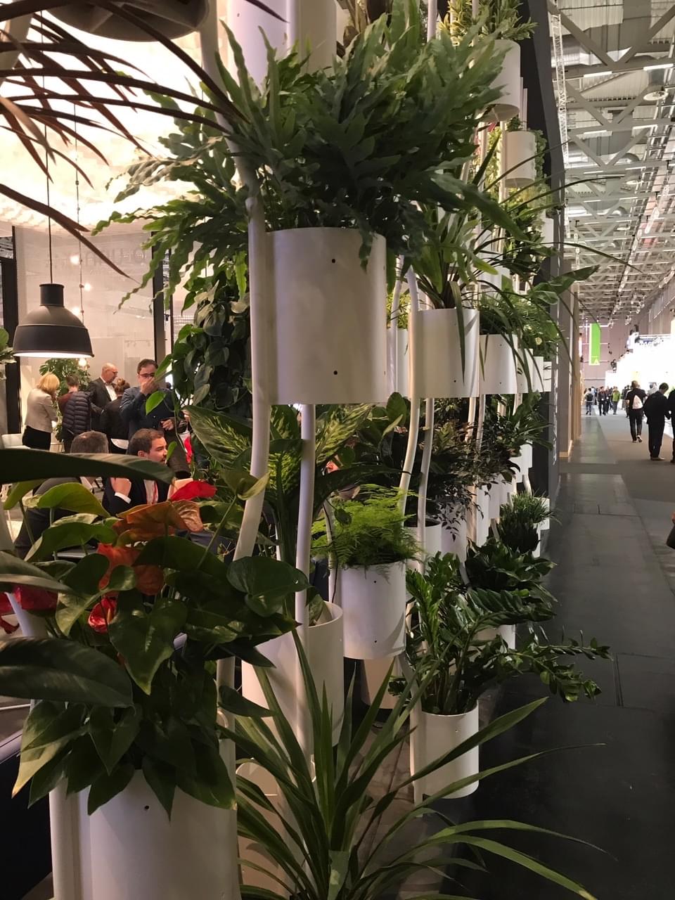 Stěna vytvořená z betonových květináčů příjemně rozděluje prostor veletrhu Orgatecu.  