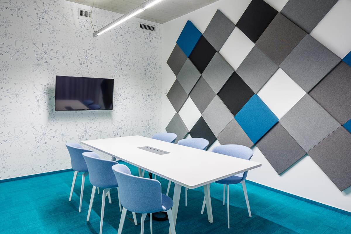 modrá barva v interiéru-Interiérový design-kombinace studených barev-tyrkysový interiér-CAPEXUS-kanceláře-designové kanceláře-kanceláře CAPEXUS-Seznam-Seznam kanceláře