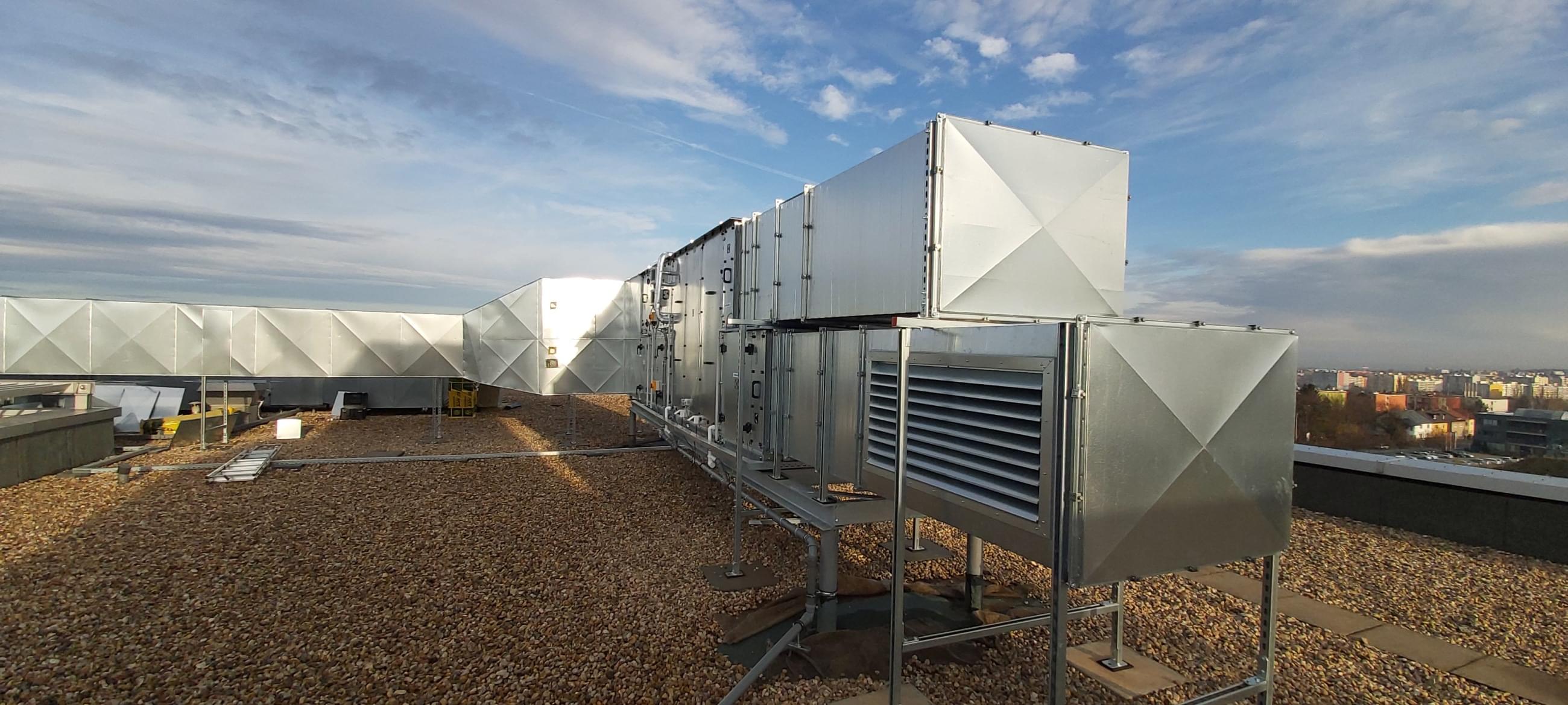 vzduchotechnika na střeše budovi