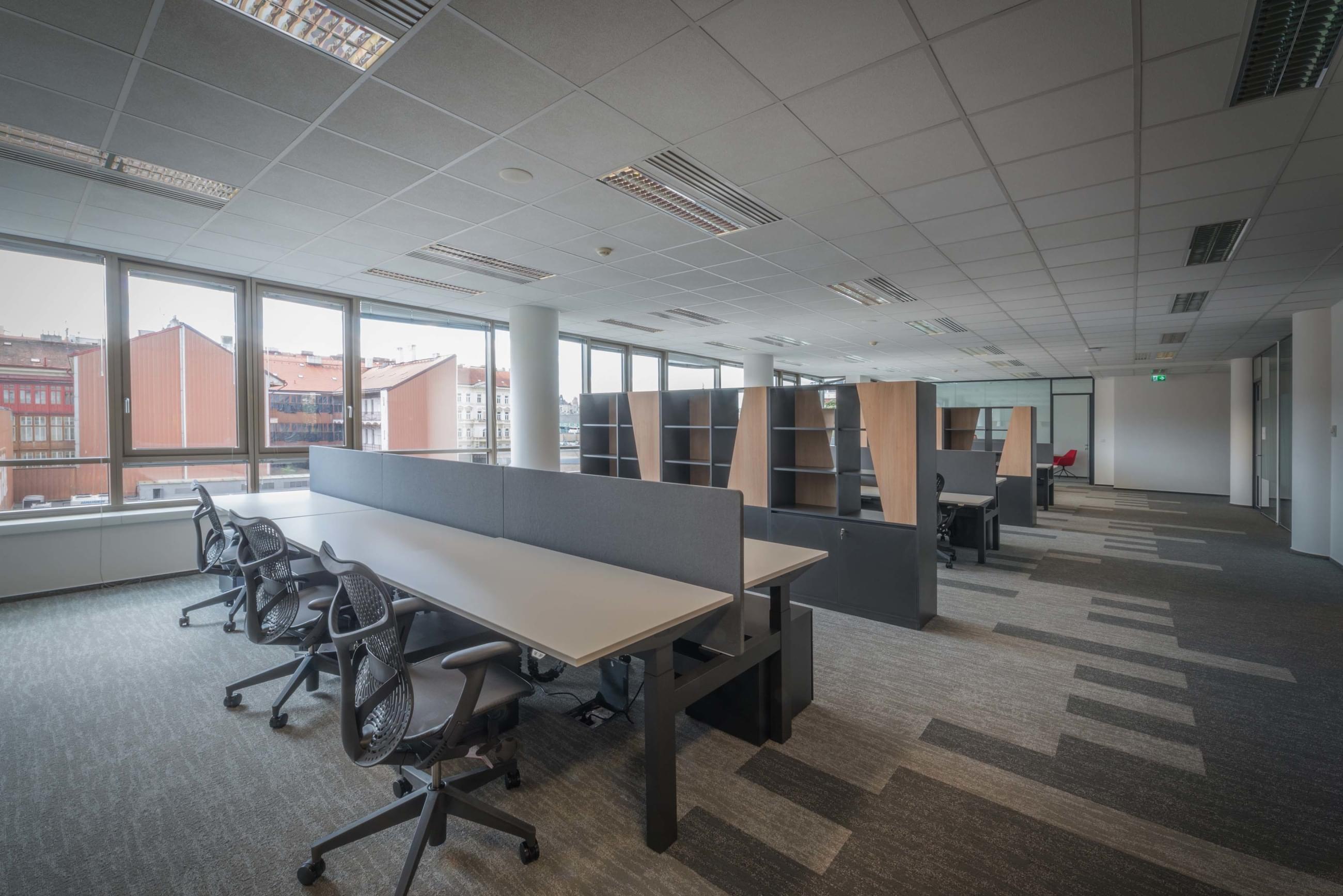 open-space-kancelář-tmavý-koberec-společnost-Wargaming-CAPEXUS-realizace