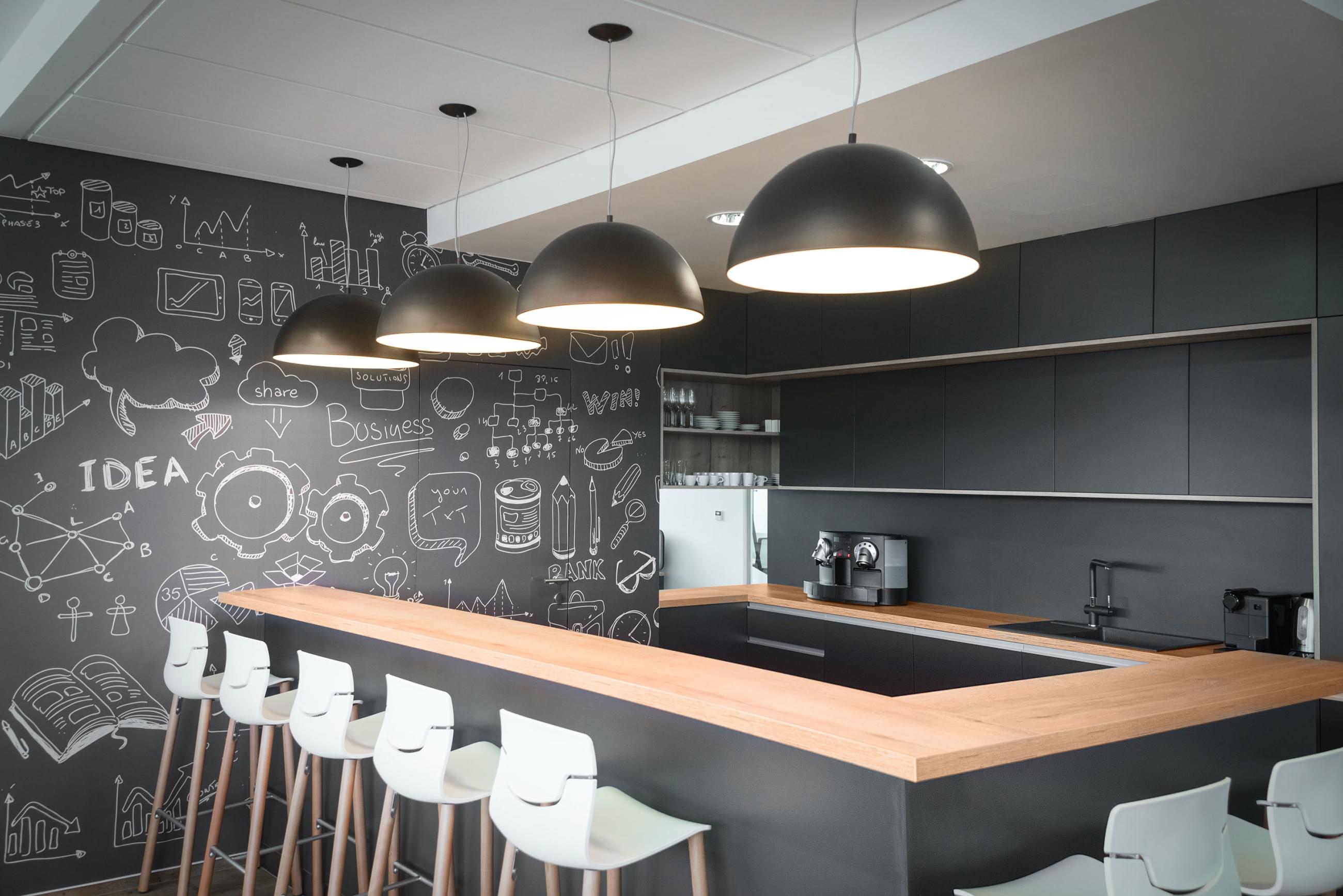 černá kuchyň-křídová stěna-kuchyňská-linka-v-kombinaci-černé-a-dekoru-dřeva-CAPEXUS-kanceláře-designové kanceláře-kanceláře CAPEXUS-Seznam-Seznam kanceláře