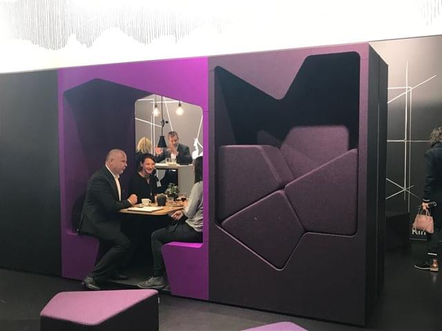 Soft seating fialový box s polouzavřeným prostorem představen na veletrhu Orgatecu v Kolíně nad Rýnem je novým moderním trendem.