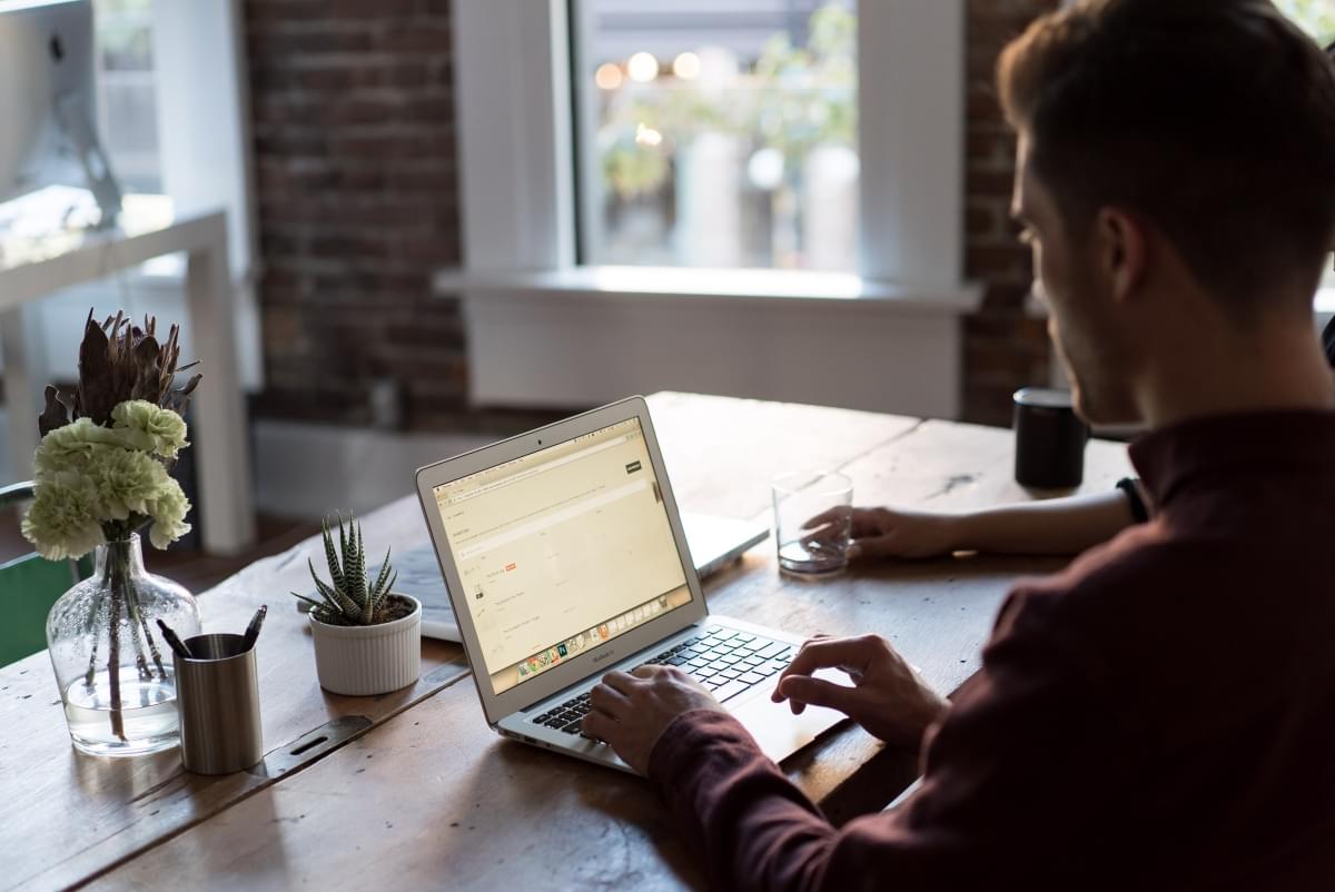 prace-z-domova-hot-desking-na- pracovišti-CAPEXUS-kanceláře-designové kanceláře-kanceláře CAPEXU