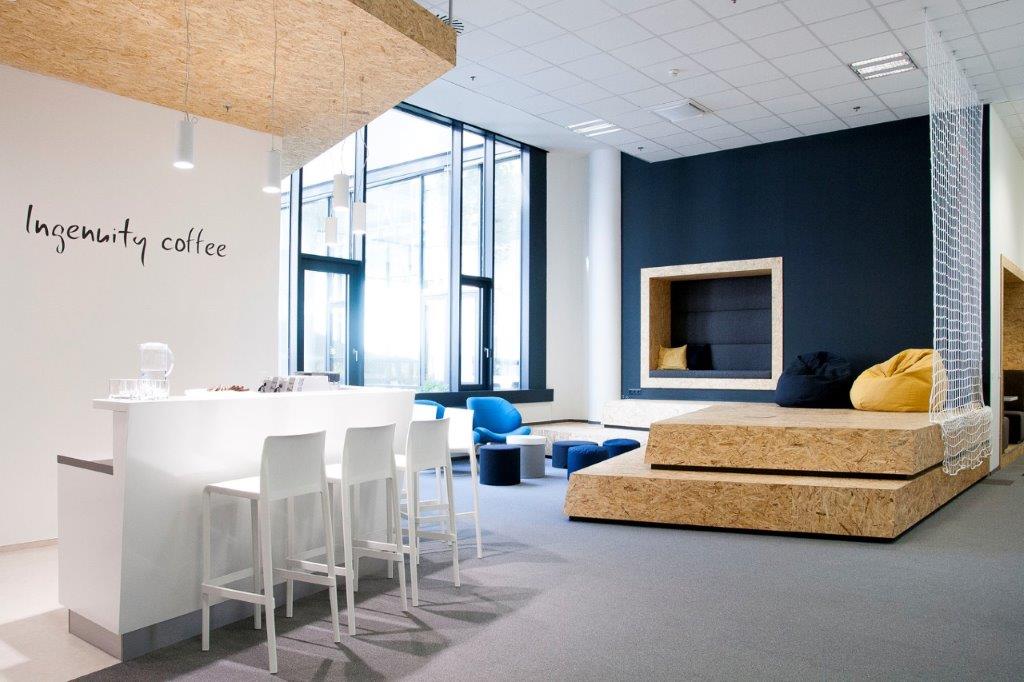 relaxační-koutek-s pódiem-designové kanceláře-kanceláře CAPEXUS-CAPEXUS