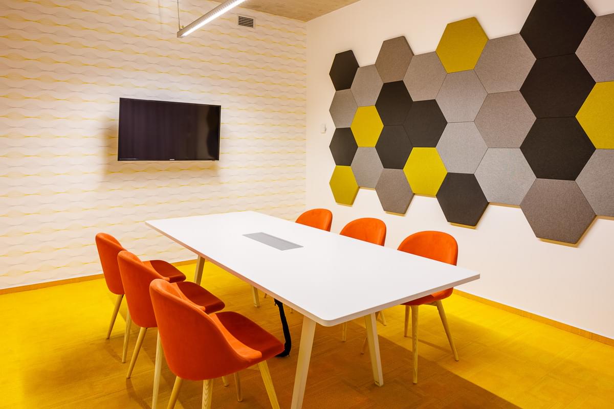 oranžová barva v interiéru-kombinace teplých barev-žlutý interiér-teplé odstíny v kanceláři-CAPEXUS-kanceláře-designové kanceláře-kanceláře CAPEXUS-Seznam-Seznam kanceláře
