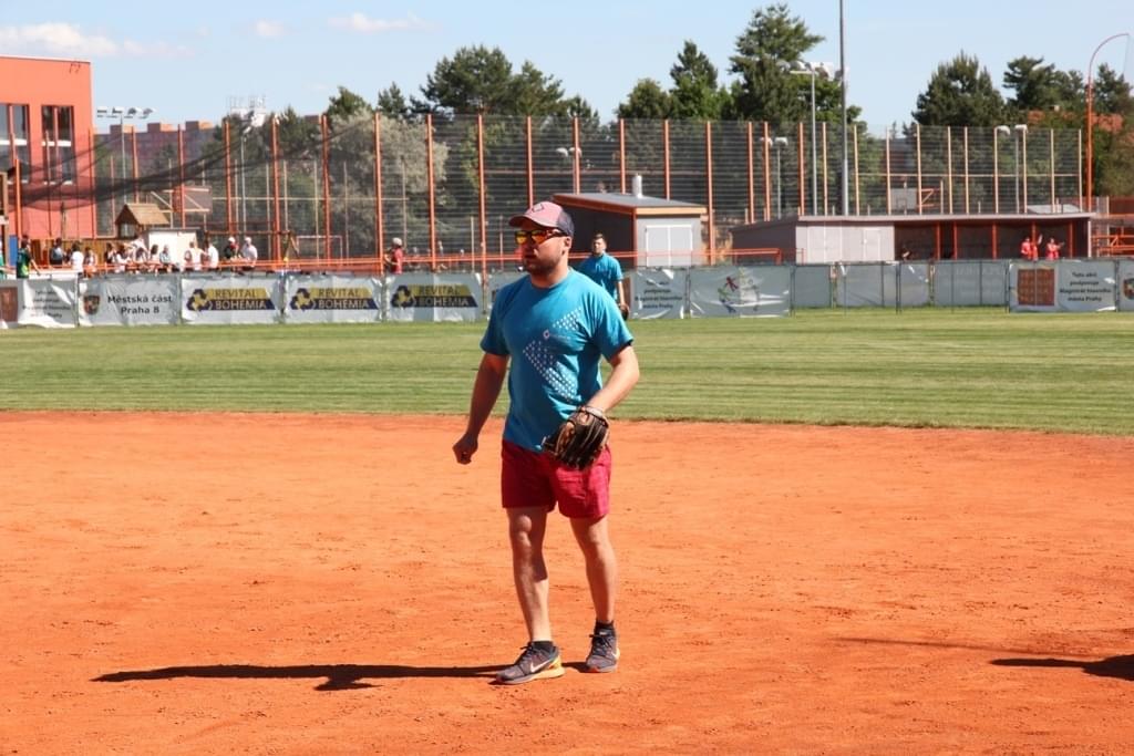 softball-pomáháme-turnaj-CAPEXUS-designové-kanceláře-nezisková-organizace
