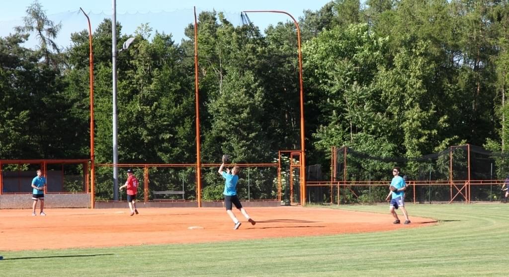 softball-pomáháme-turnaj-CAPEXUS-designové-kanceláře-nezisková-organizace