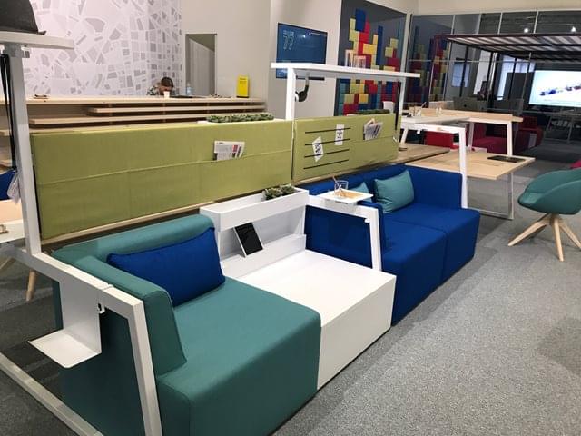 Multifunkční designová souprava se soft seating nábytkem je vhodně doplněn o úložné prostory a představena na veletrhu Orgatecu v Kolíně nad Rýnem. 