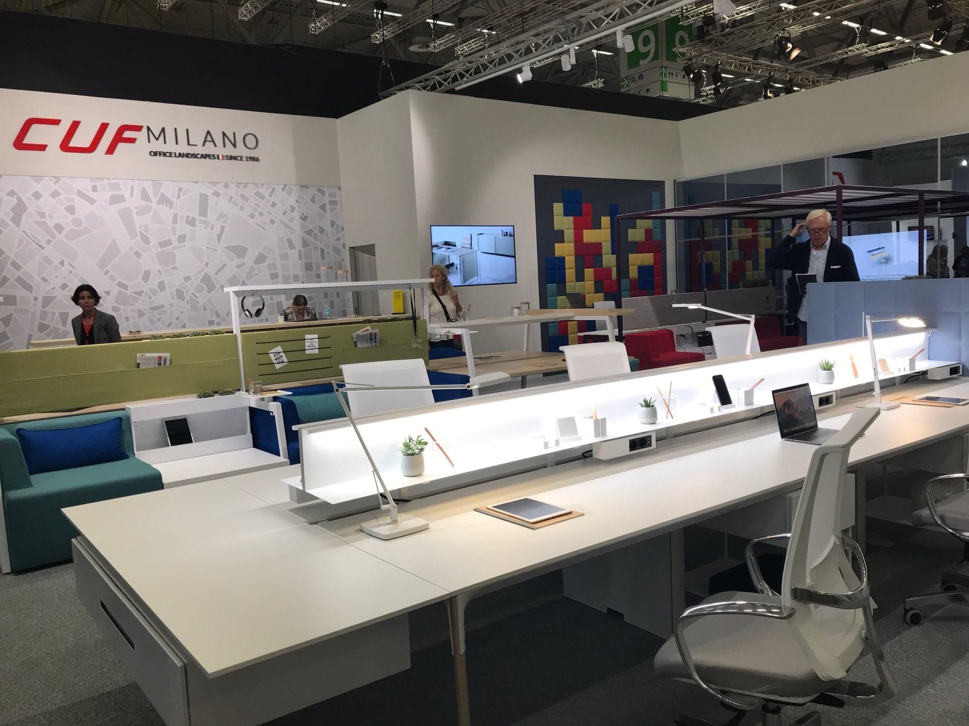 Nadčasový kancelářský interiér s komfortními křesly představený na veletrhu Orgatecu v Kolíně nad Rýnem. 