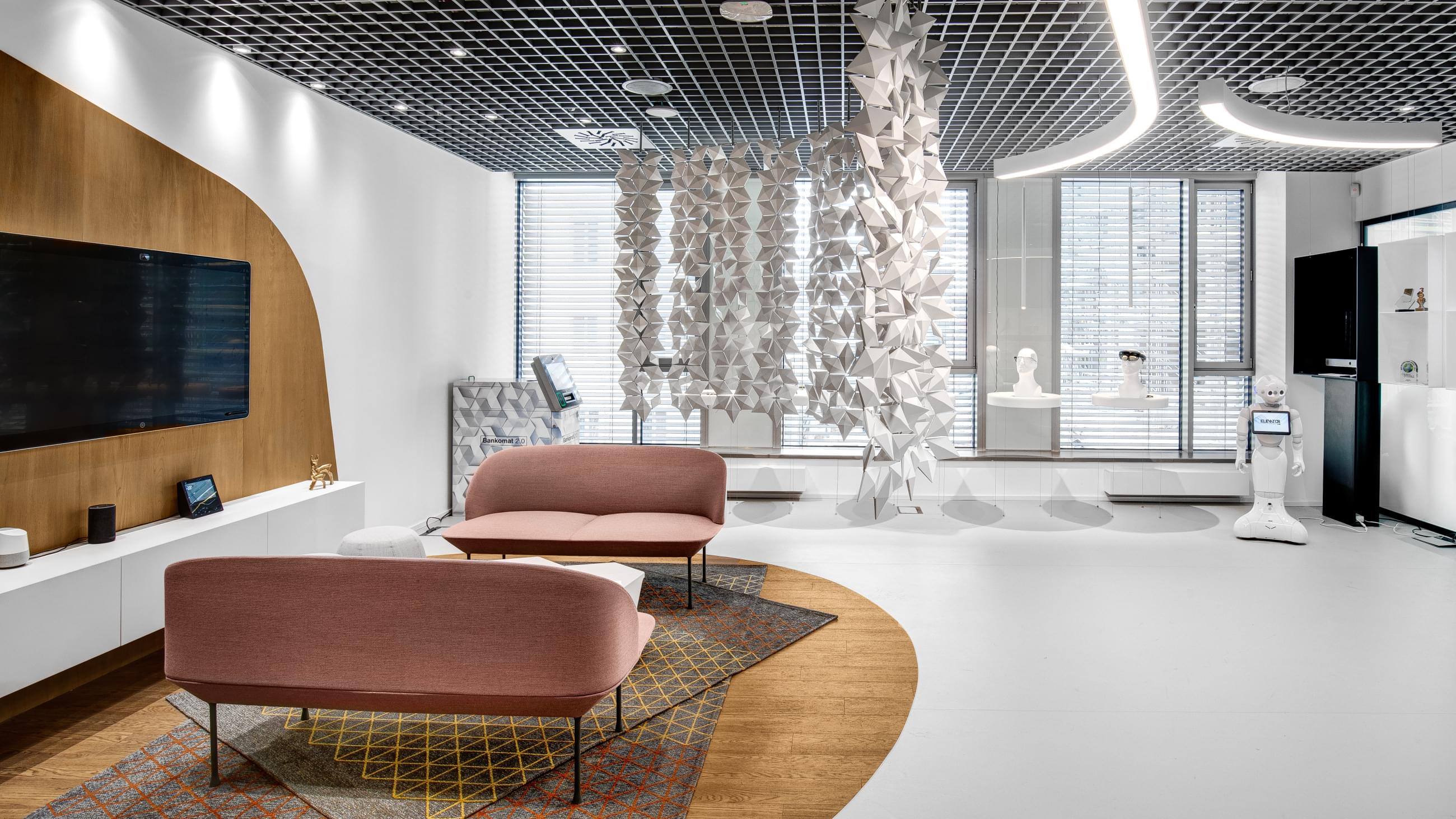 Soft seating sedačky doplněny taburety v showroomu pro Tatra banku