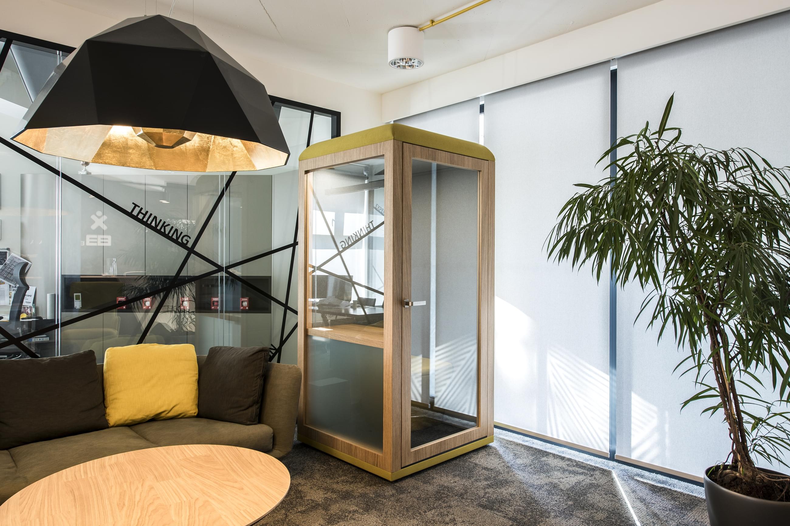 Moderní pracovní prostředí s mobilní mikro kanceláří pro jednoho