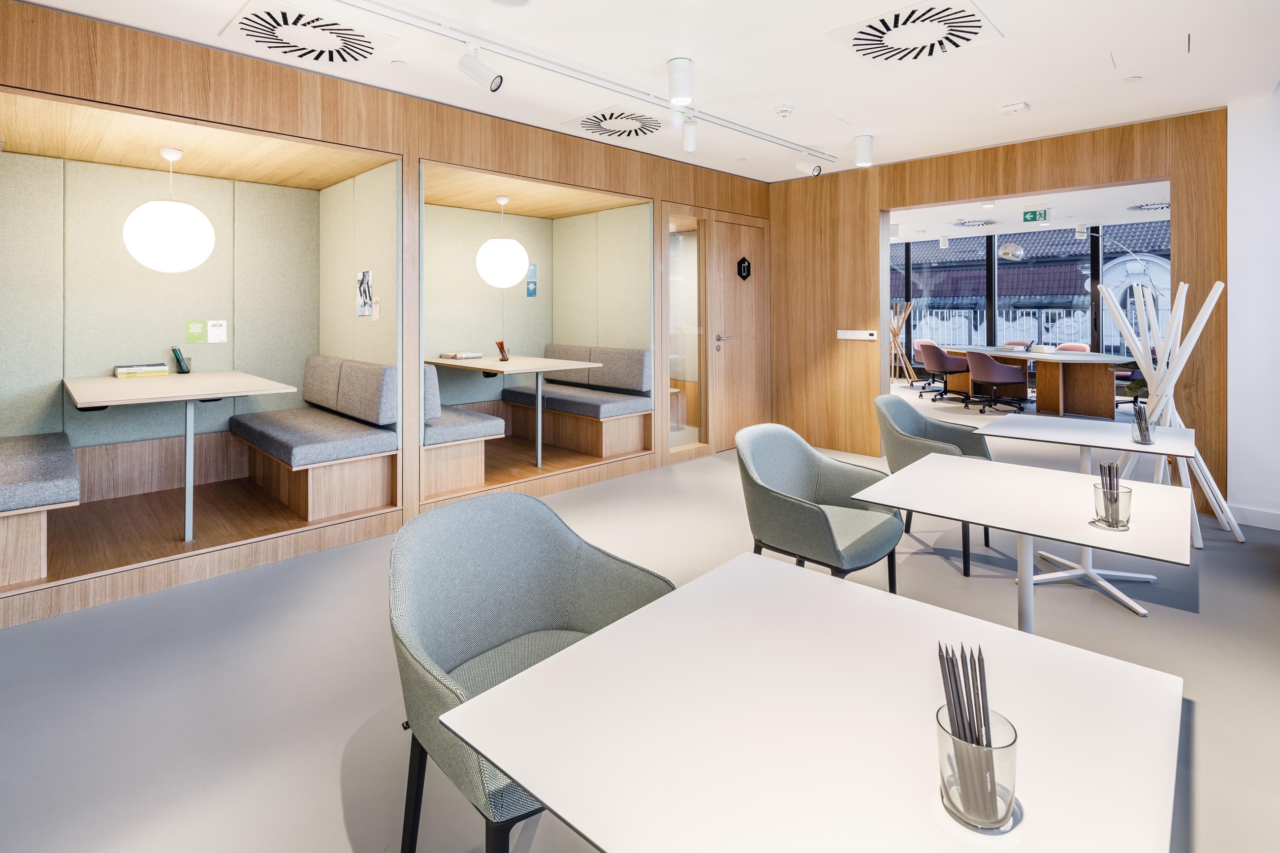  47/5000 Office workplaces with modern equipment
