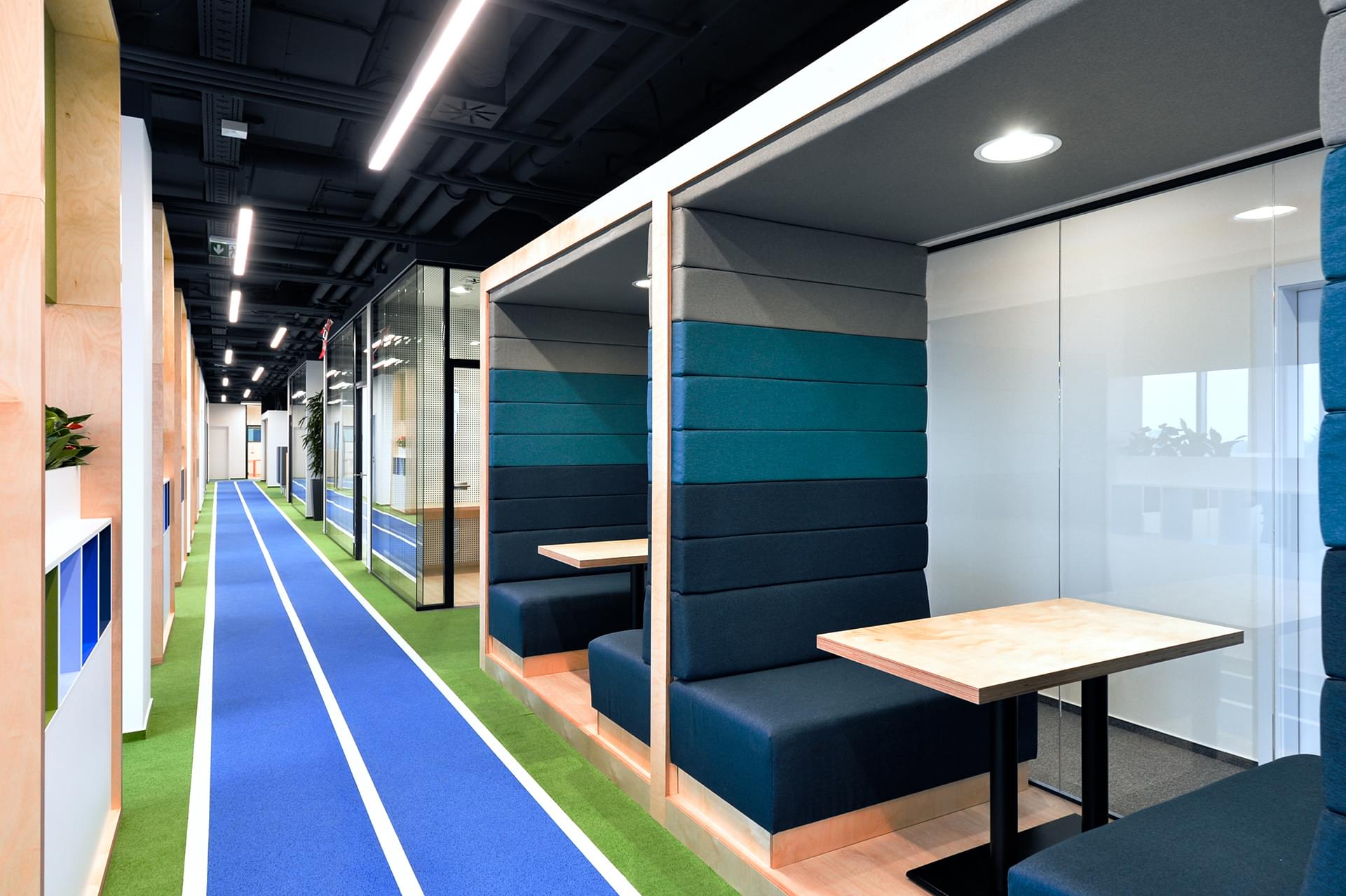 Soft seating sedací boxy, které lemuje běžecká dráha ve společnosti SPORTISIMO.