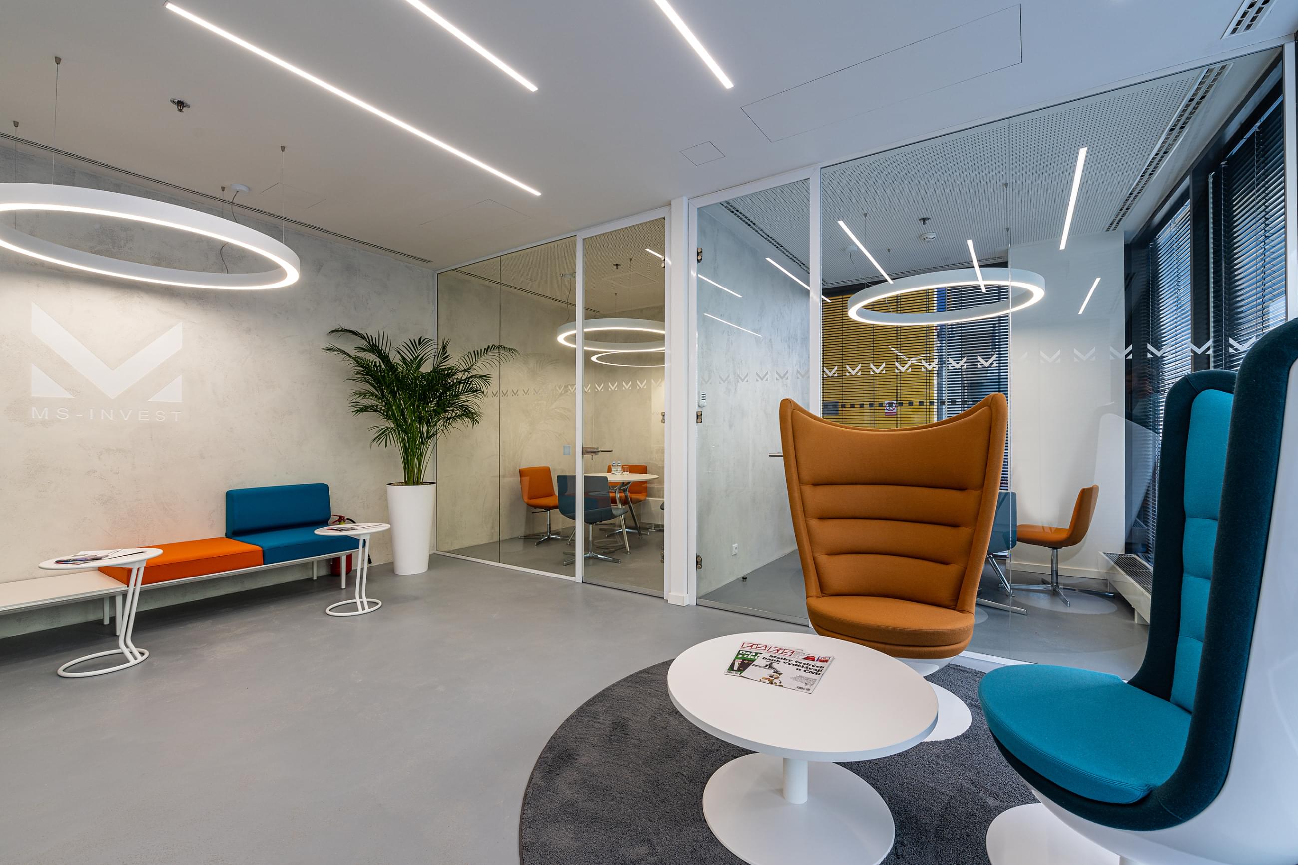 Pohodlná křesla Badminton od firmy Actiu zdobí prostor klientské zóny ve firmě MS Invest