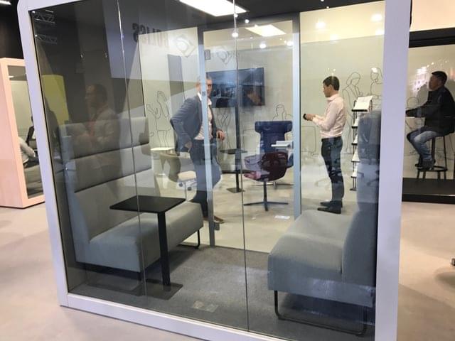 Soft seating křesla v uzavřeném proskleném prostoru představují větší soukromí mezi lidmi.