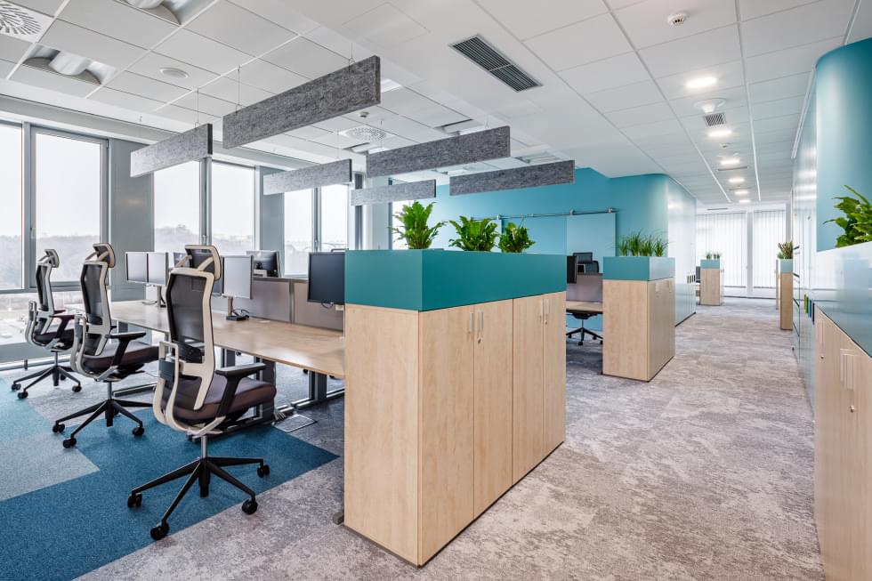 Sharedesking v kancelářích je založený na principu zónování. Každému týmu o přibližně 20 členech je přidělena konkrétní základna – takzvaný neighborhood.