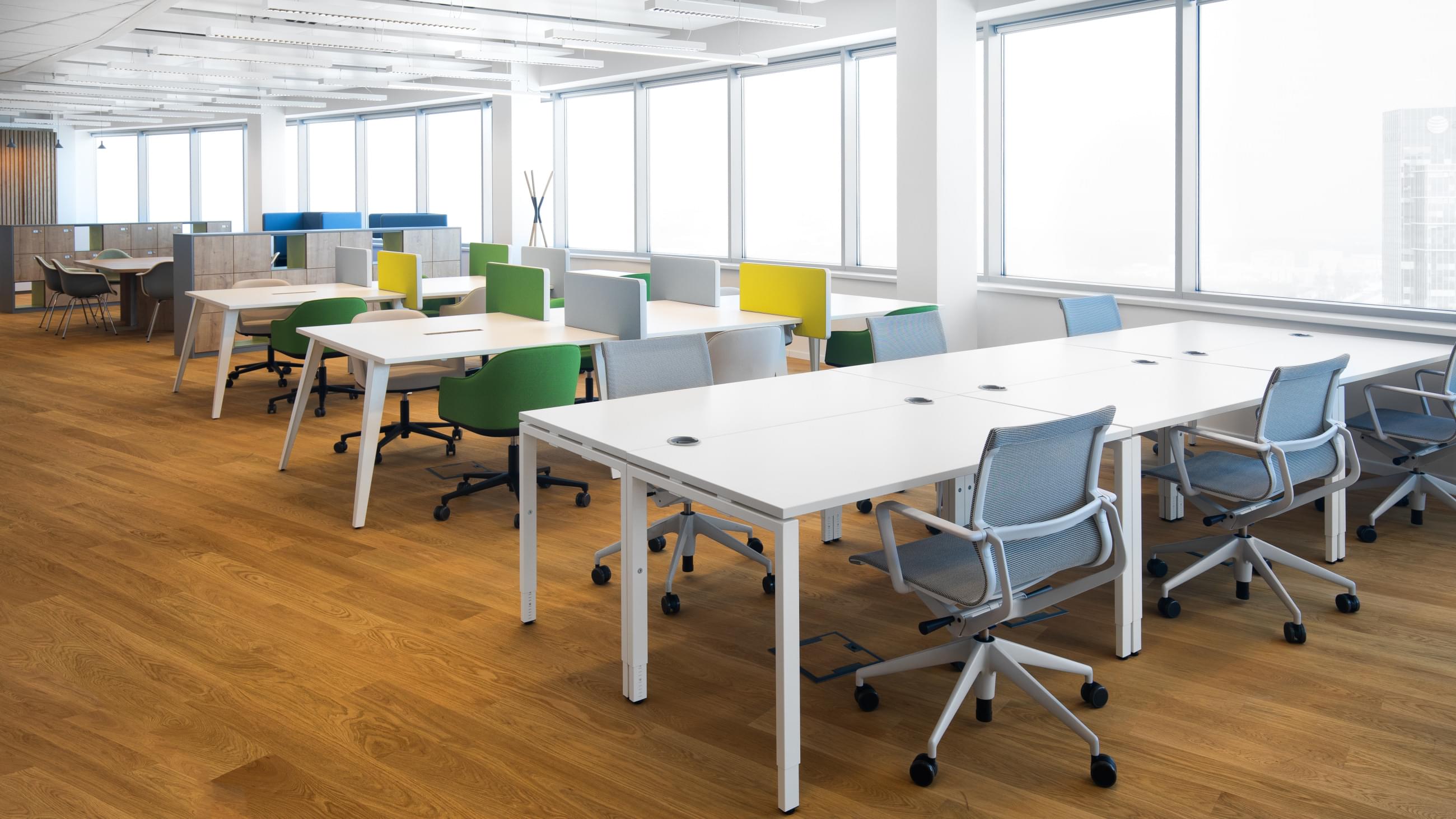 Flexibilní pracovní open space prostředí s akustickými paravány ve firmě Regus