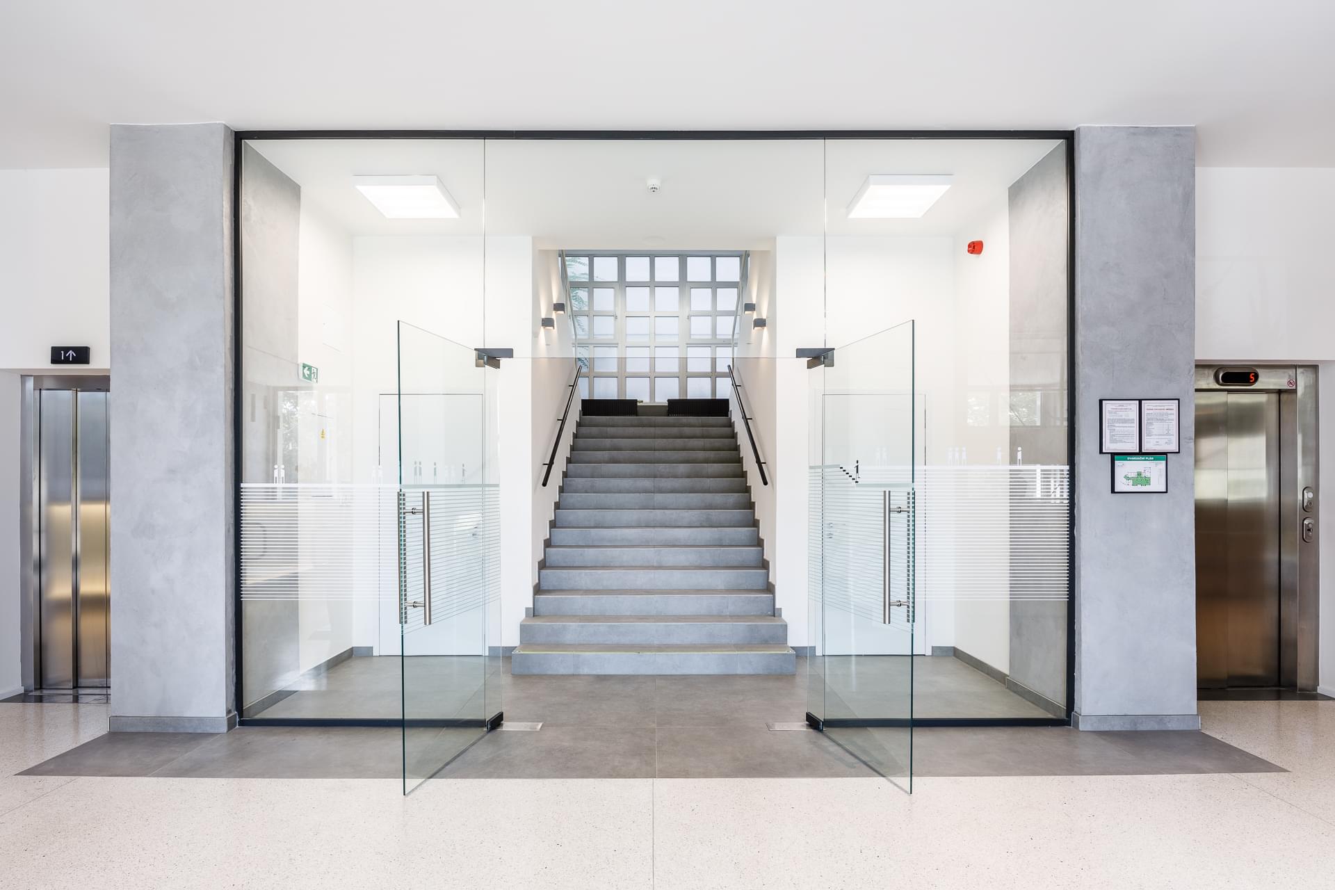 Pohled na recepční pult a lobby prostor ve společnosti Sev.en Energy. 