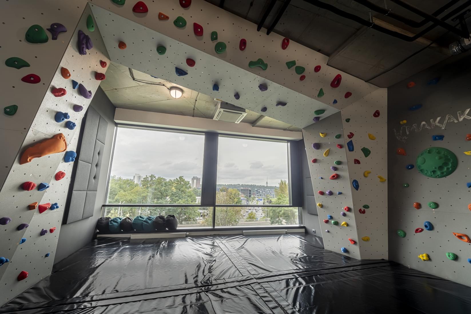 Zóna pro cvičení s lezeckými stěnami