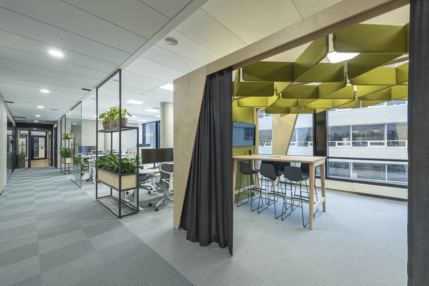 Flexibilní open space s rozděleným prostorem pro větší soukromí