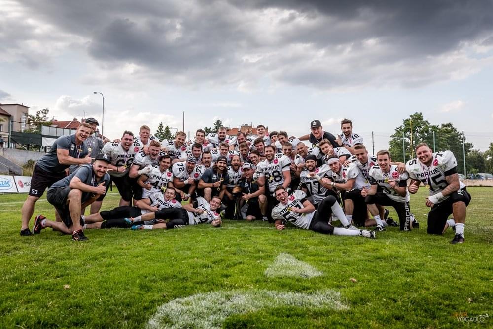 Multifunkční designová souprava se soft seating nábytkem je vhodně doplněn o úložné prostory a představena na veletrhu Orgatecu v Kolíně nad Rýnem. 