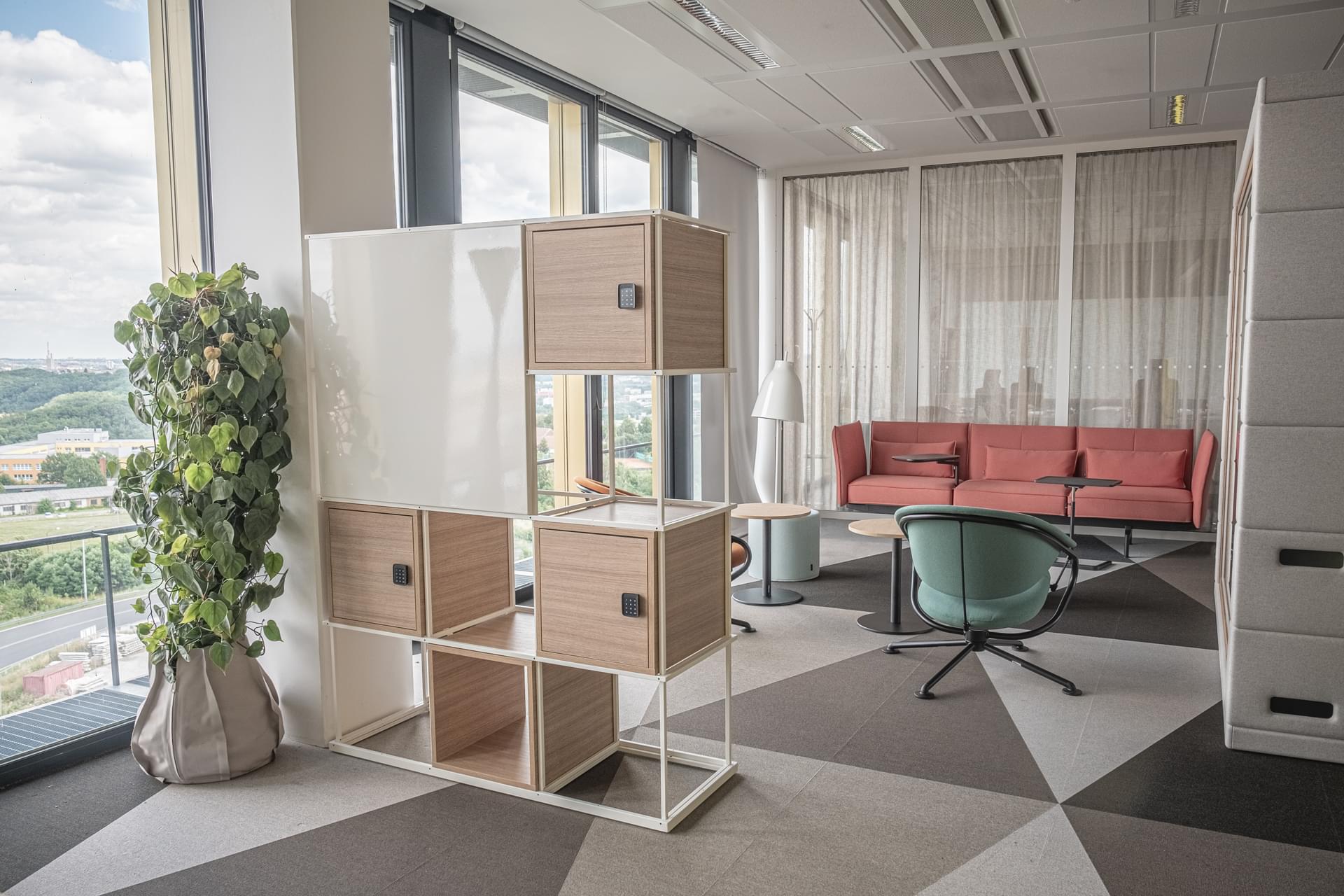 Neformální potkávací prostor s pohodlnou sedačkou a uzamykatelnými boxy