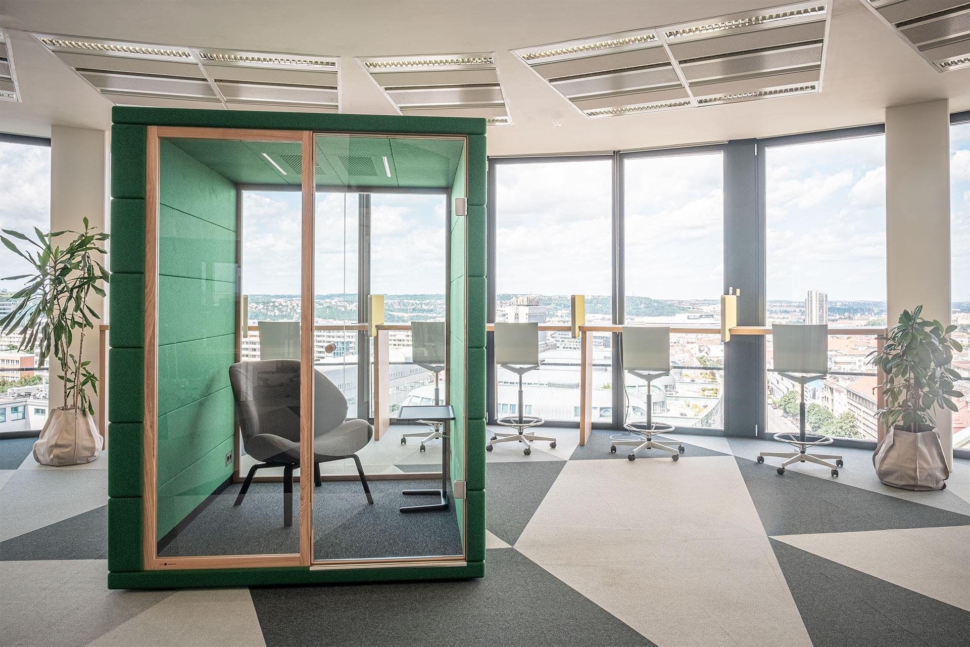 Phone Booth v zelené barvě pro vyřizování soukromých telefonátů