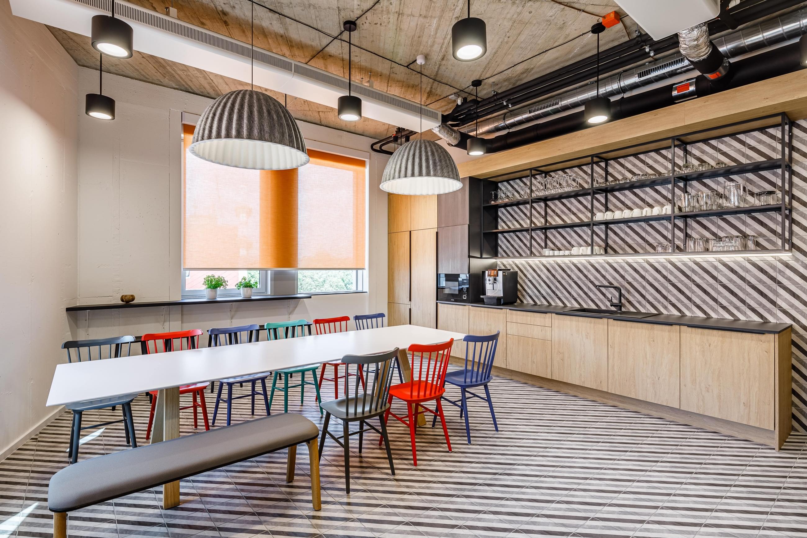 Firemní kuchyňka s komfortním sezením pro společný oběd či snídani