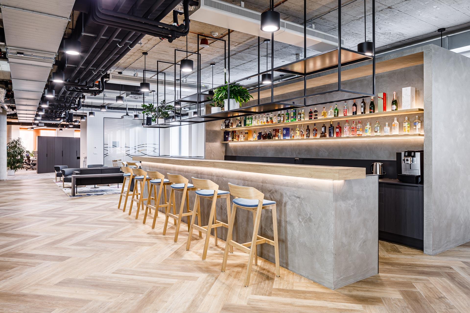 Osvícený firemní bar v minimalistickém stylu