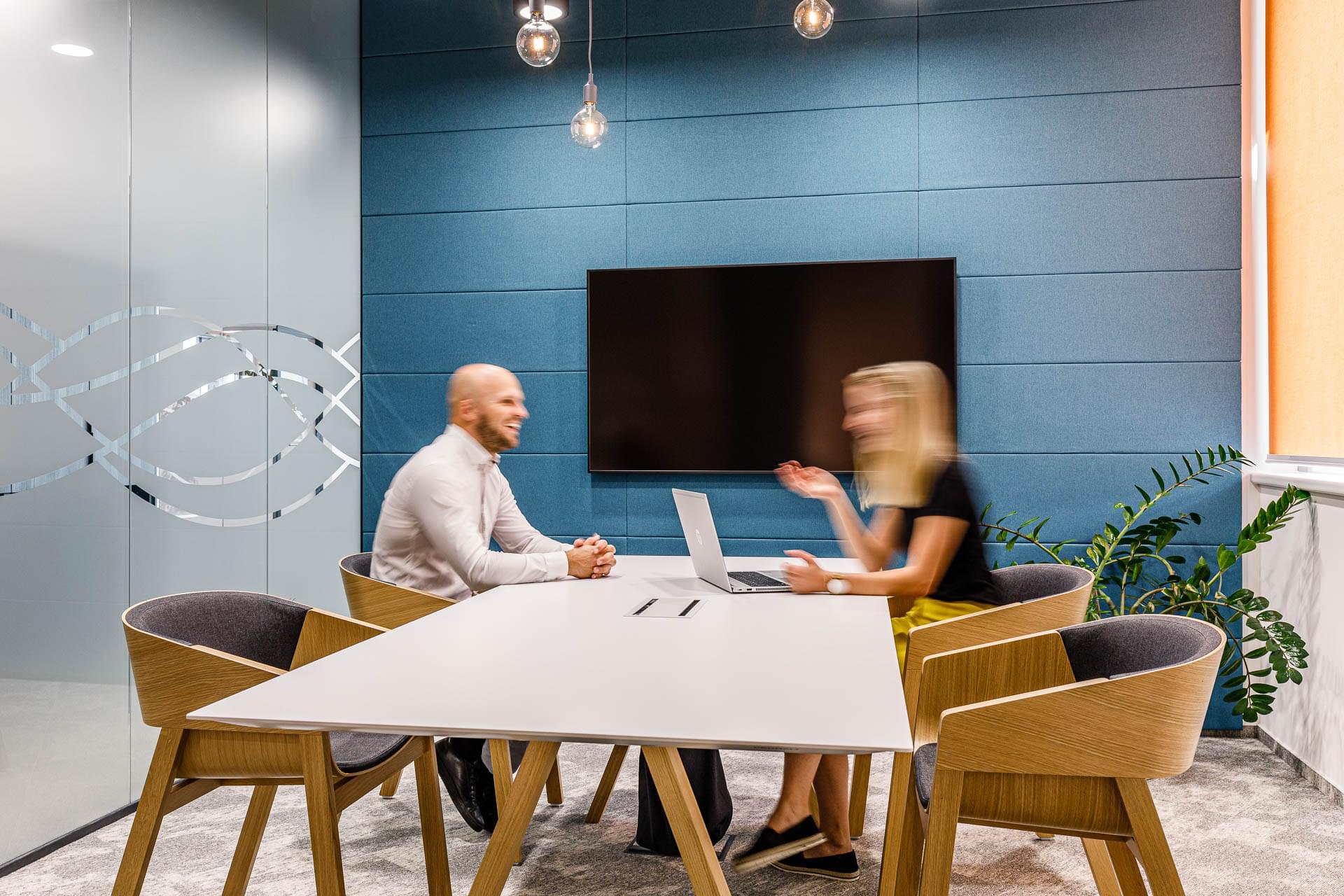 Odhlučněná zasedací místnost s dřevěným interiérem