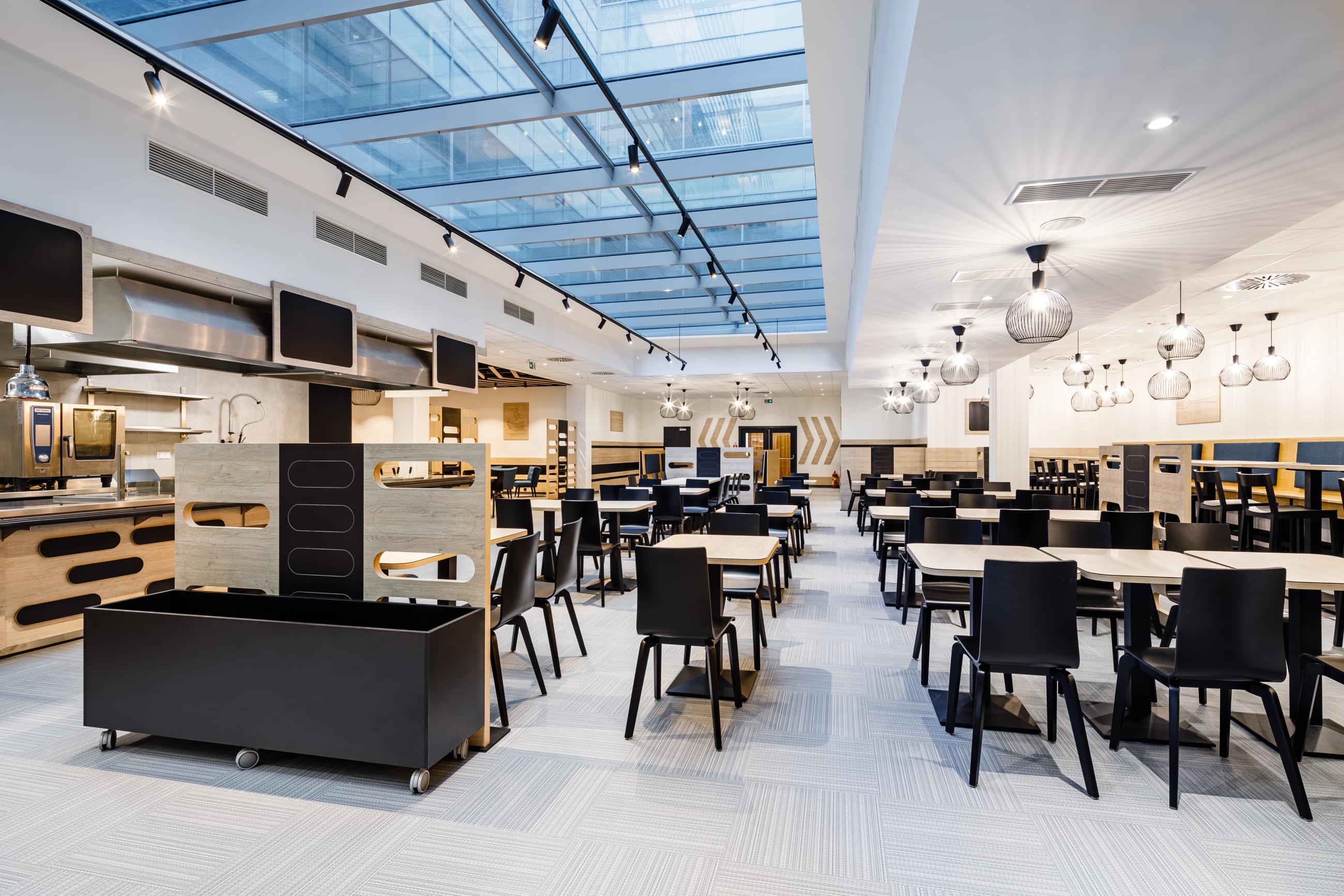 Moderní styl Kantýny v BHS Oregon House je využívaný, jak pro schůzky, tak obědové přestávky