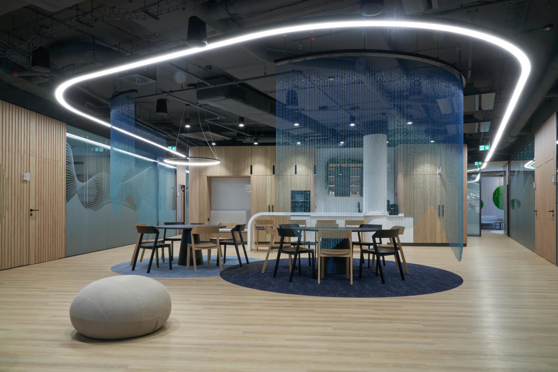 Moderní kuchyňka s přírodními materiály a LED stěnou