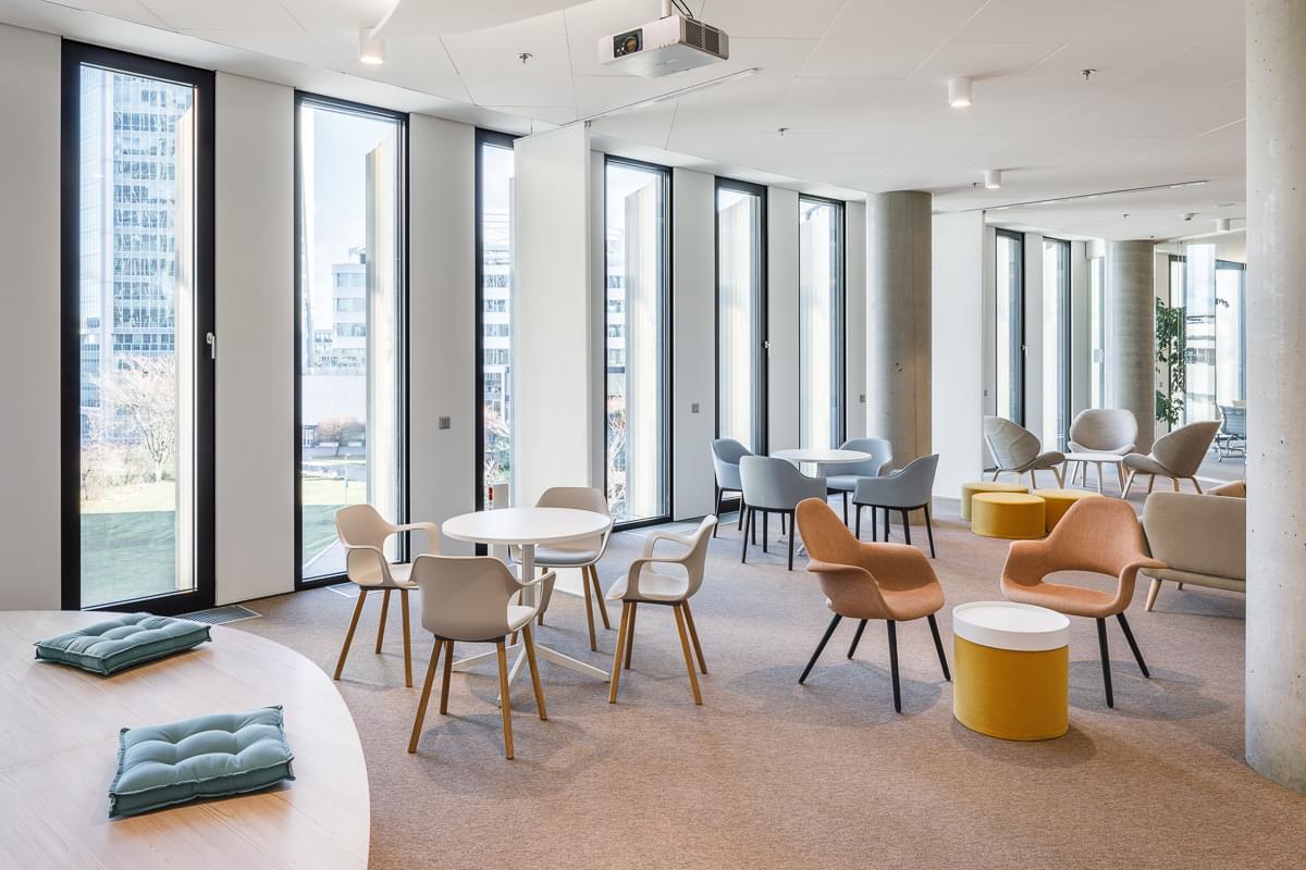 Odpočinková místnost s designovým interiérem ve světlých barvách v kancelářích ČAP