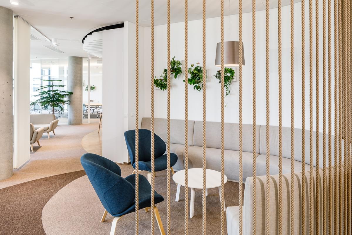 Co-working prostor s komfortními křesílky a přírodní bariérou v kancelářích ČAP