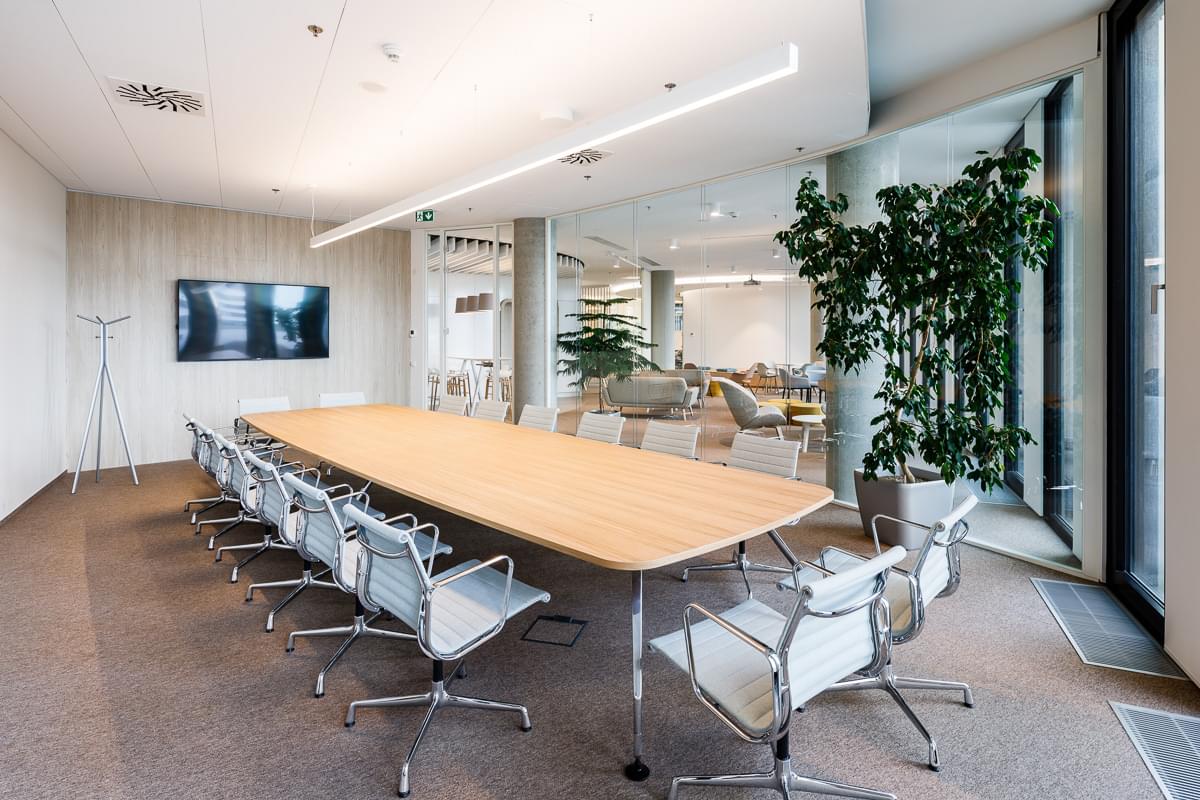 Moderní zasedací místnost v nových kancelářích firmy ČAP.