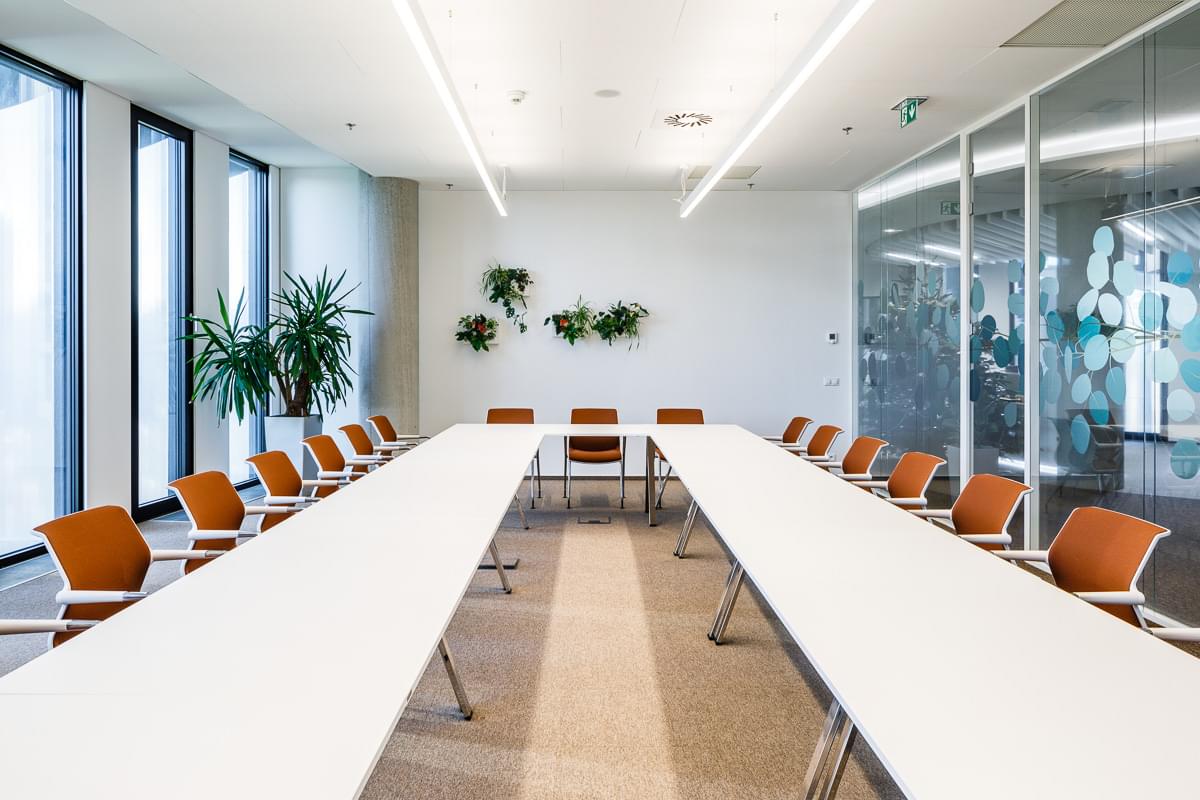 Jednoduchý styl zasedací místnosti ve světlých barvách ve firmě ČAP.