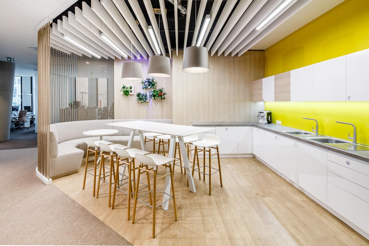 Jednoduchý styl firemní kuchyňky ve světlých barvách s komfortním interiérem