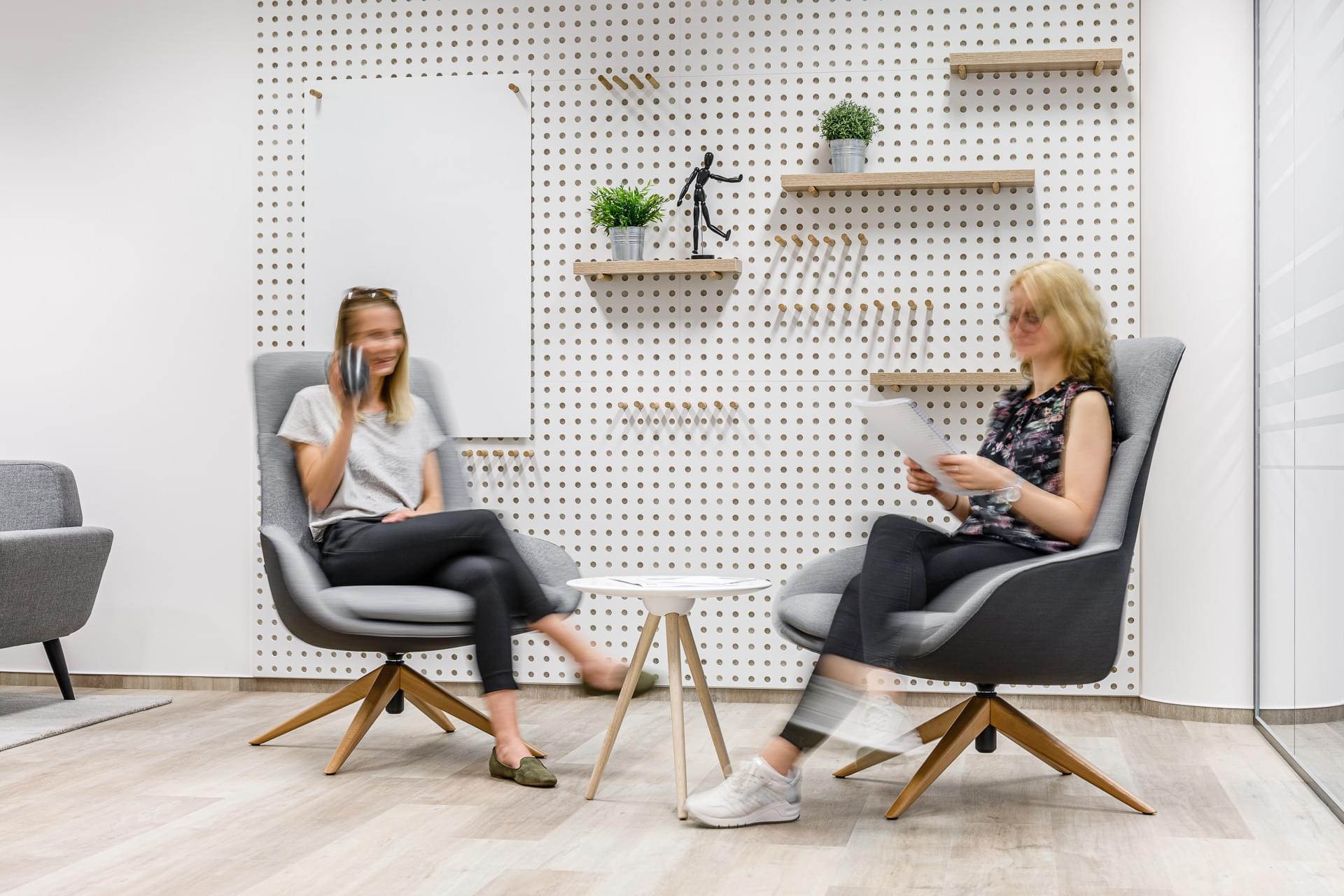 Kancelářský prostor s pohodlnými křesílky