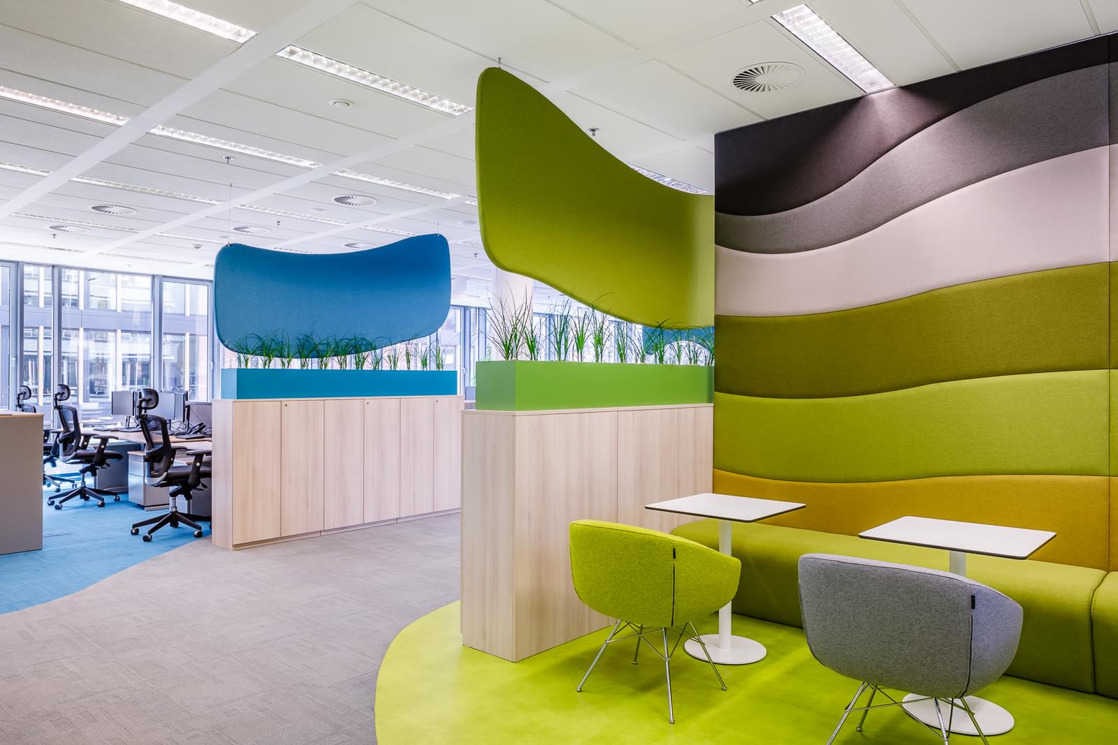 Contrasting color design in open space offices