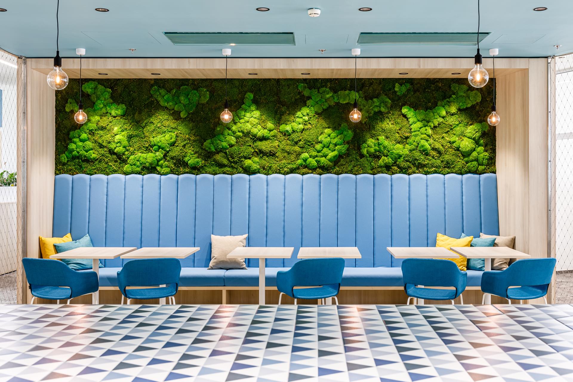 Odpočinková zóna v s komfortním sezením a mechovou stěnou v kancelářích Elektrotrans